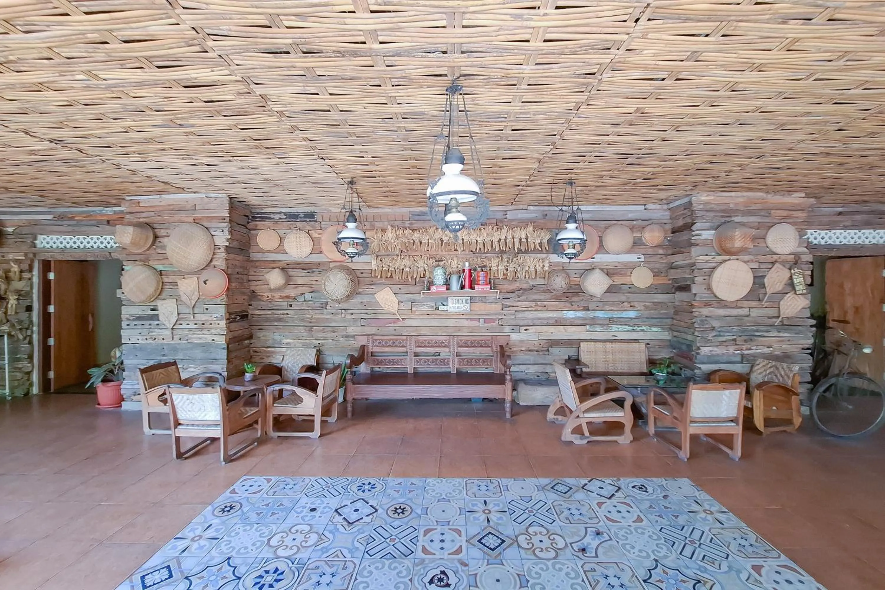 Seating area in Omah Kampoeng Near UKSW Salatiga Mitra RedDoorz