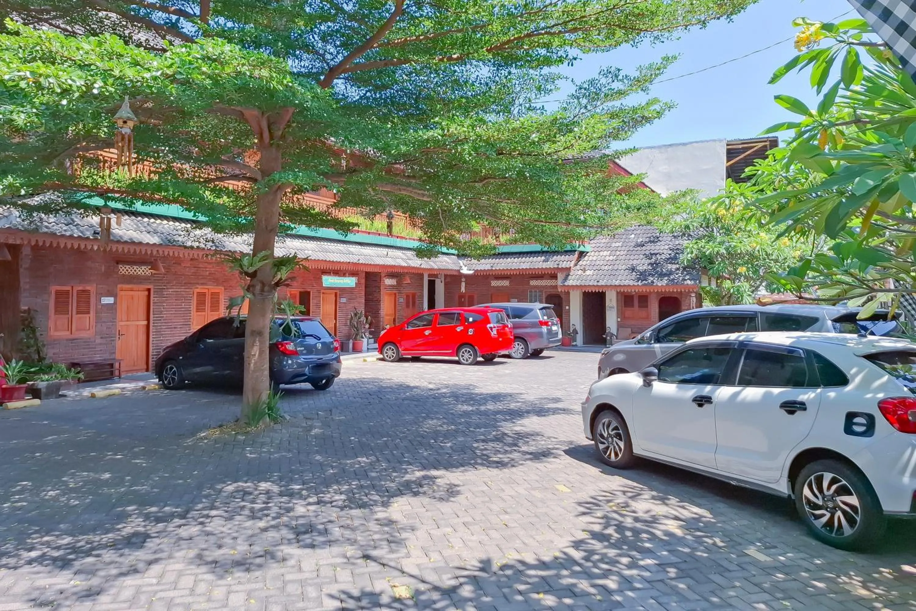 Parking in Omah Kampoeng Near UKSW Salatiga Mitra RedDoorz