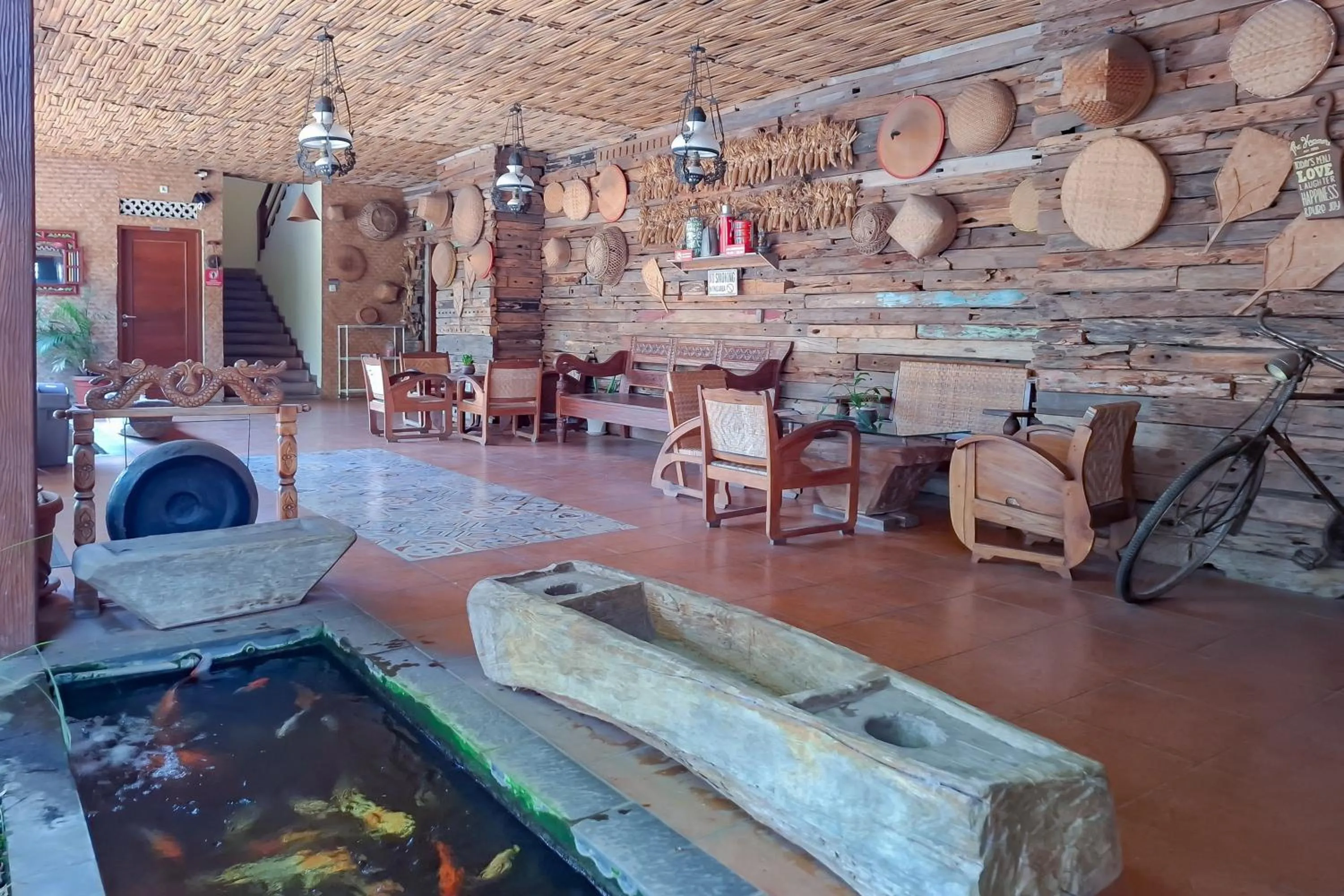Seating area in Omah Kampoeng Near UKSW Salatiga Mitra RedDoorz