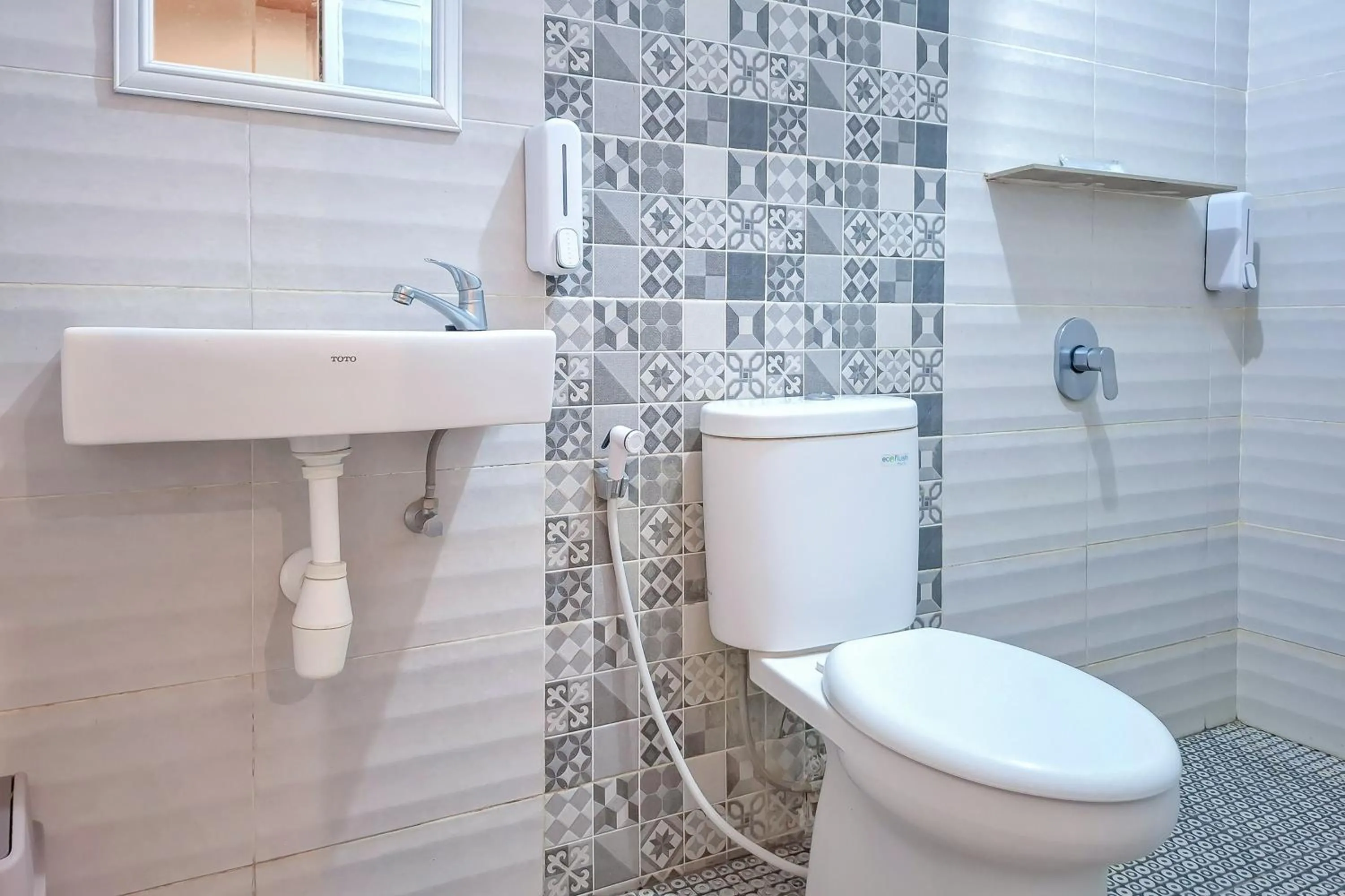 Bathroom in Omah Kampoeng Near UKSW Salatiga Mitra RedDoorz