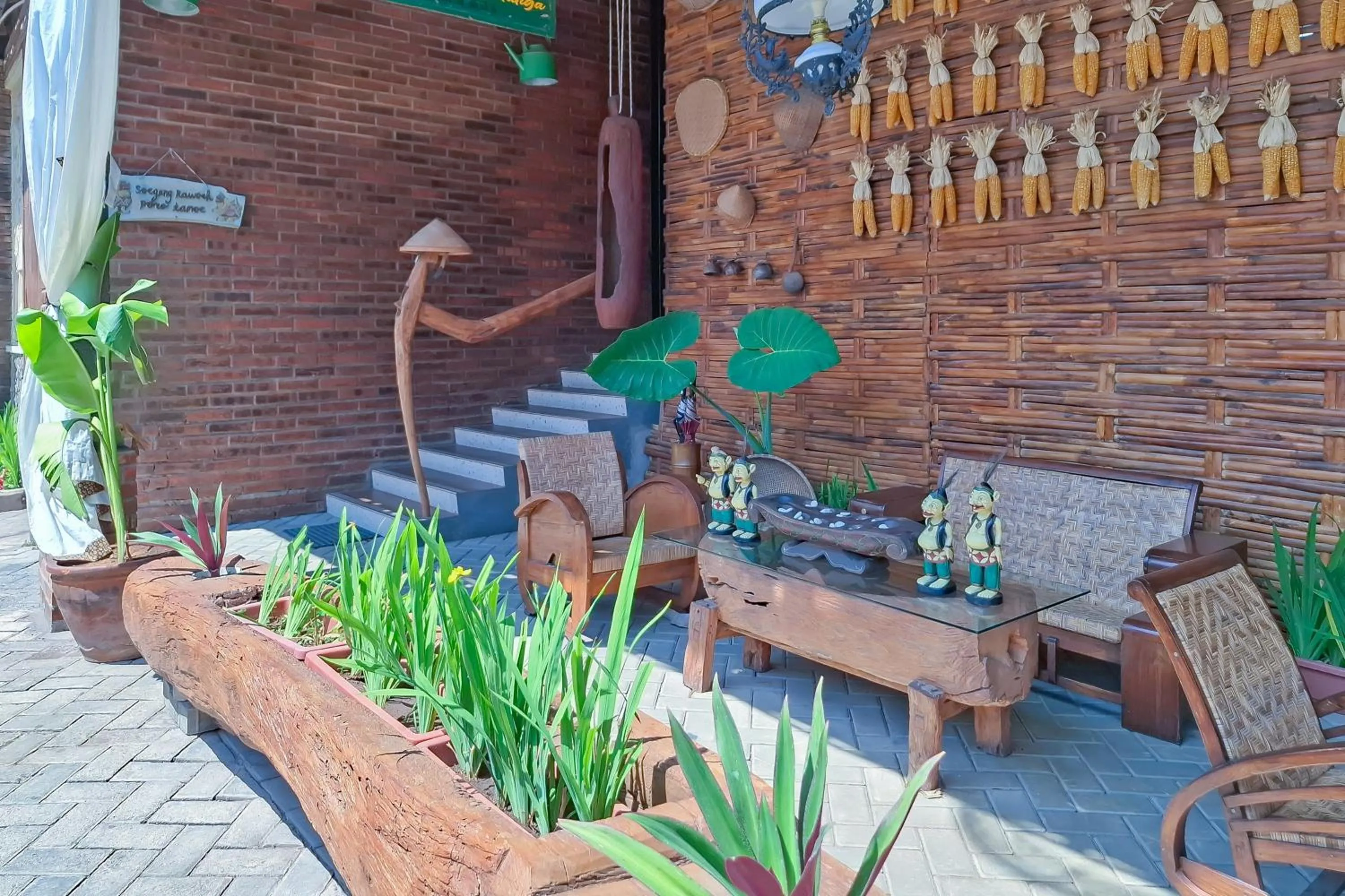 Seating area in Omah Kampoeng Near UKSW Salatiga Mitra RedDoorz