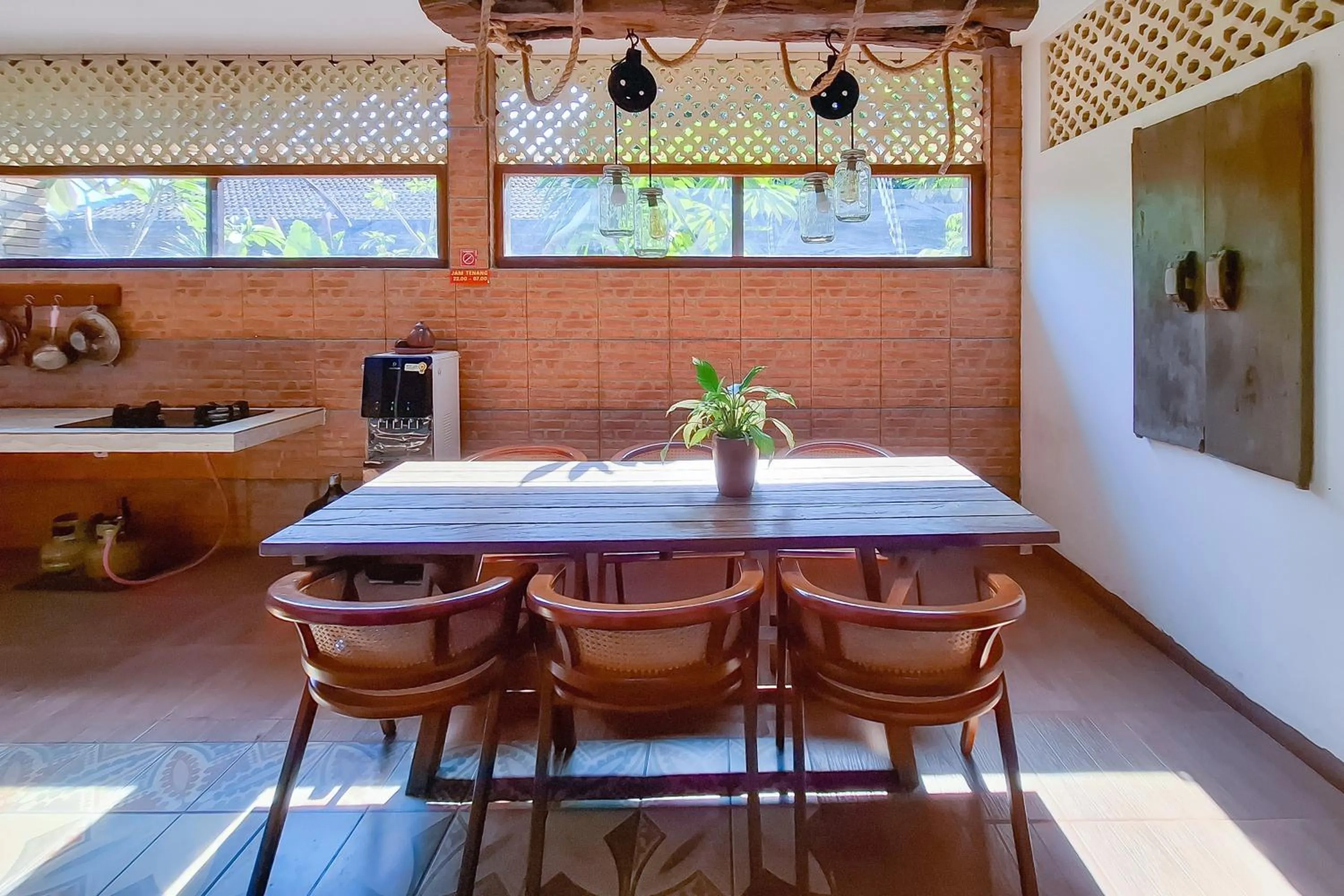 Dining area in Omah Kampoeng Near UKSW Salatiga Mitra RedDoorz