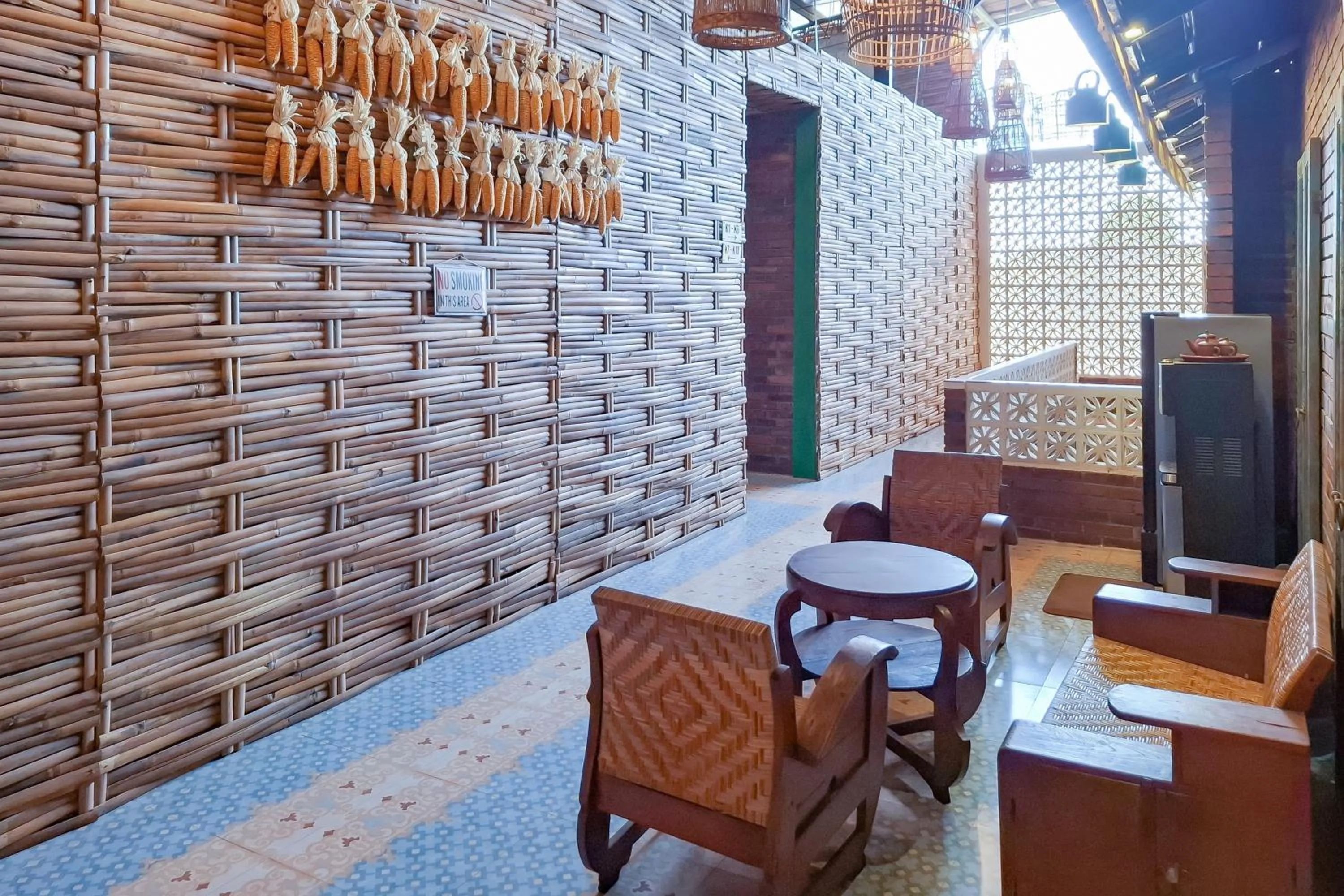 Seating area in Omah Kampoeng Near UKSW Salatiga Mitra RedDoorz