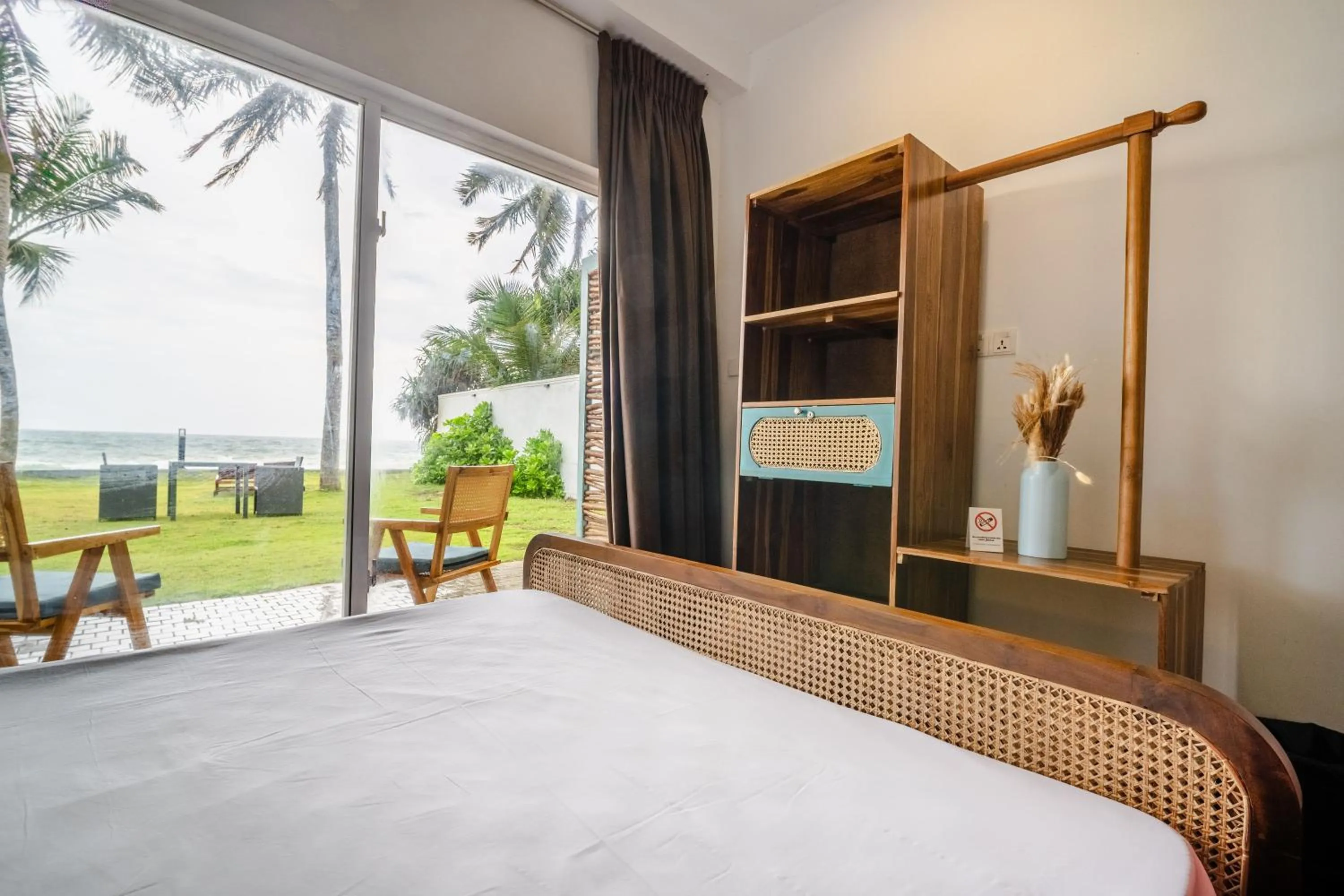 Bed in Moi Induruwa by DBI