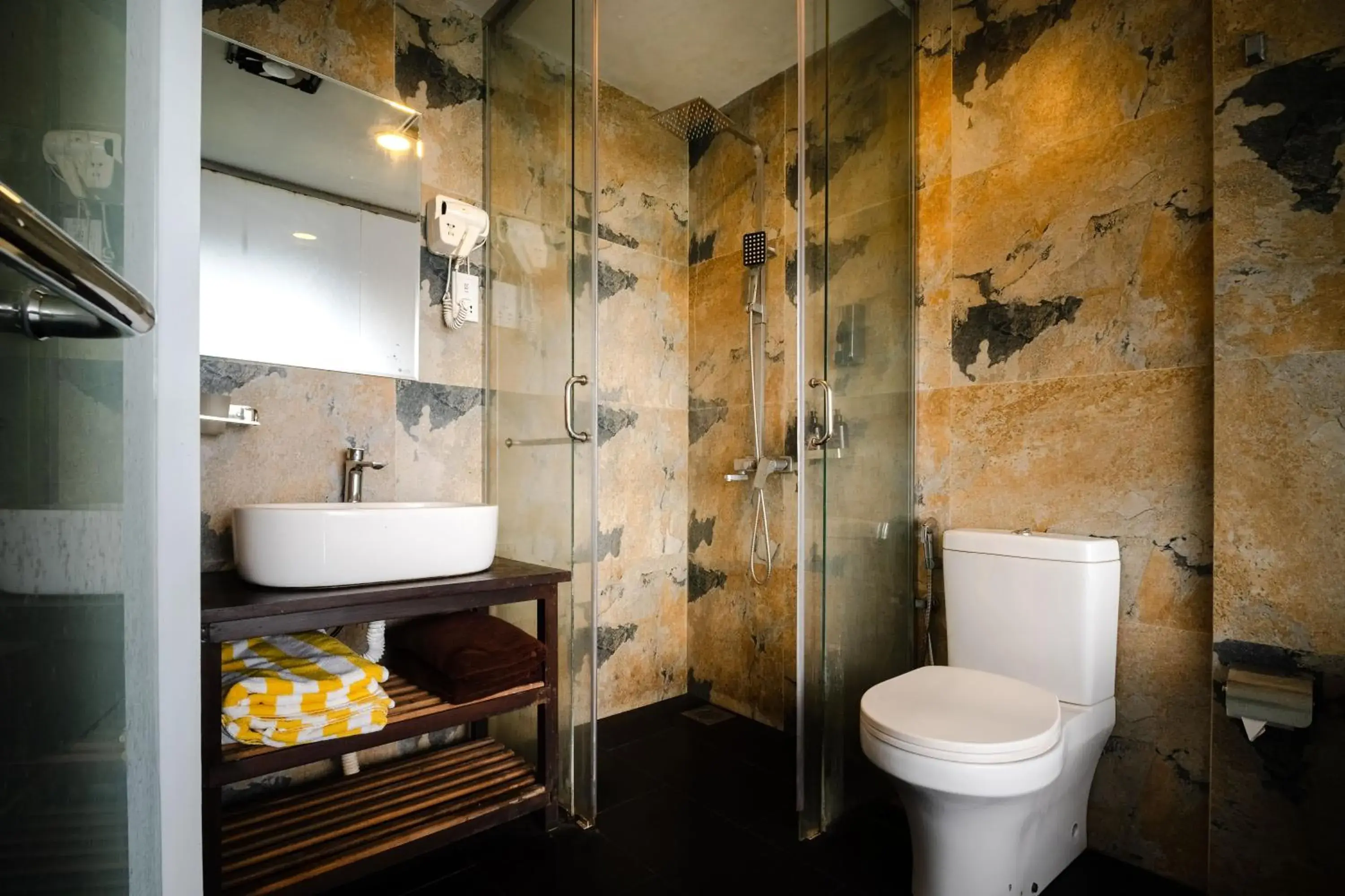 Bathroom in Moi Induruwa by DBI Bathroom in Moi Induruwa by DBI