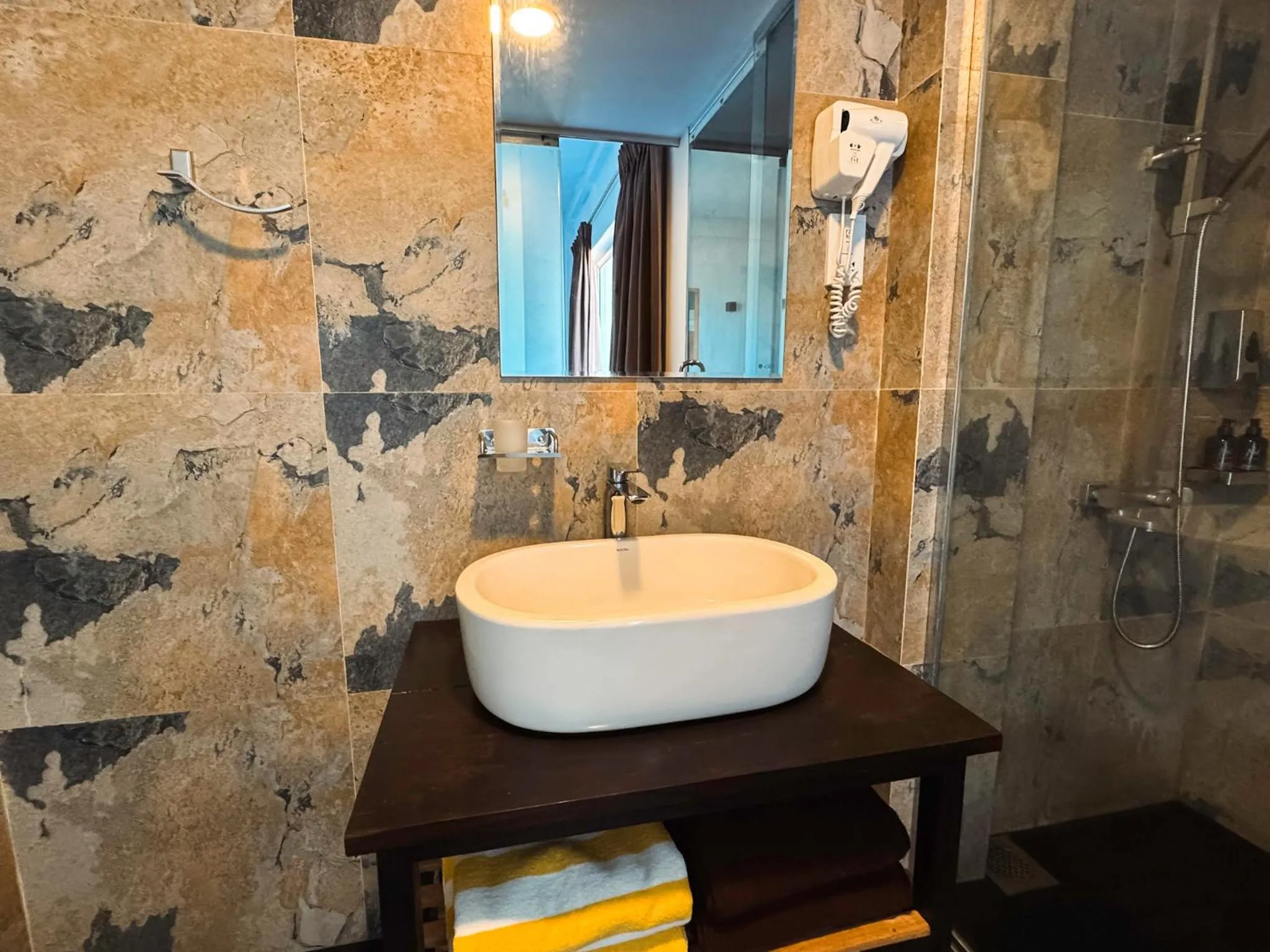 Bathroom in Moi Induruwa by DBI