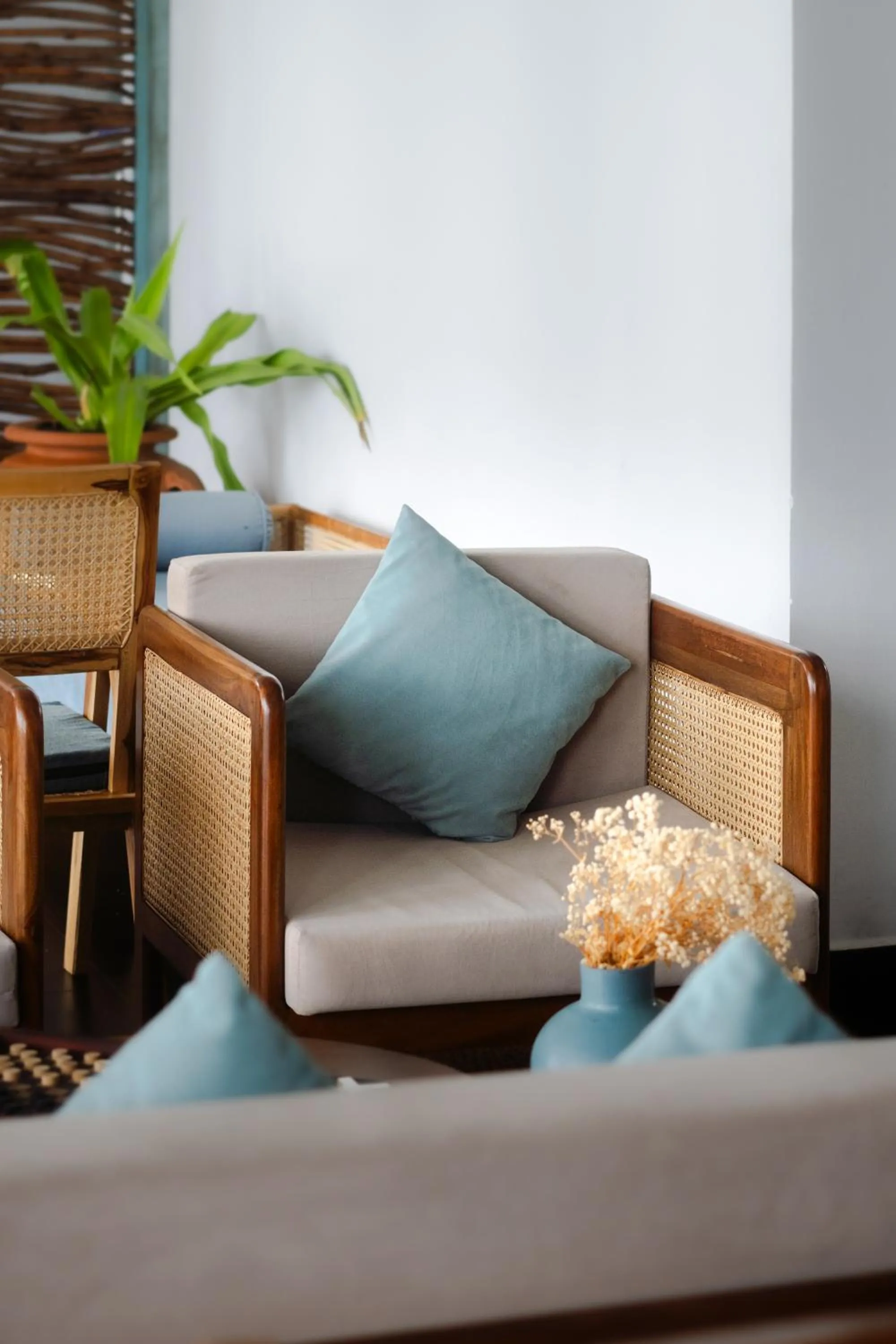 Seating area in Moi Induruwa by DBI