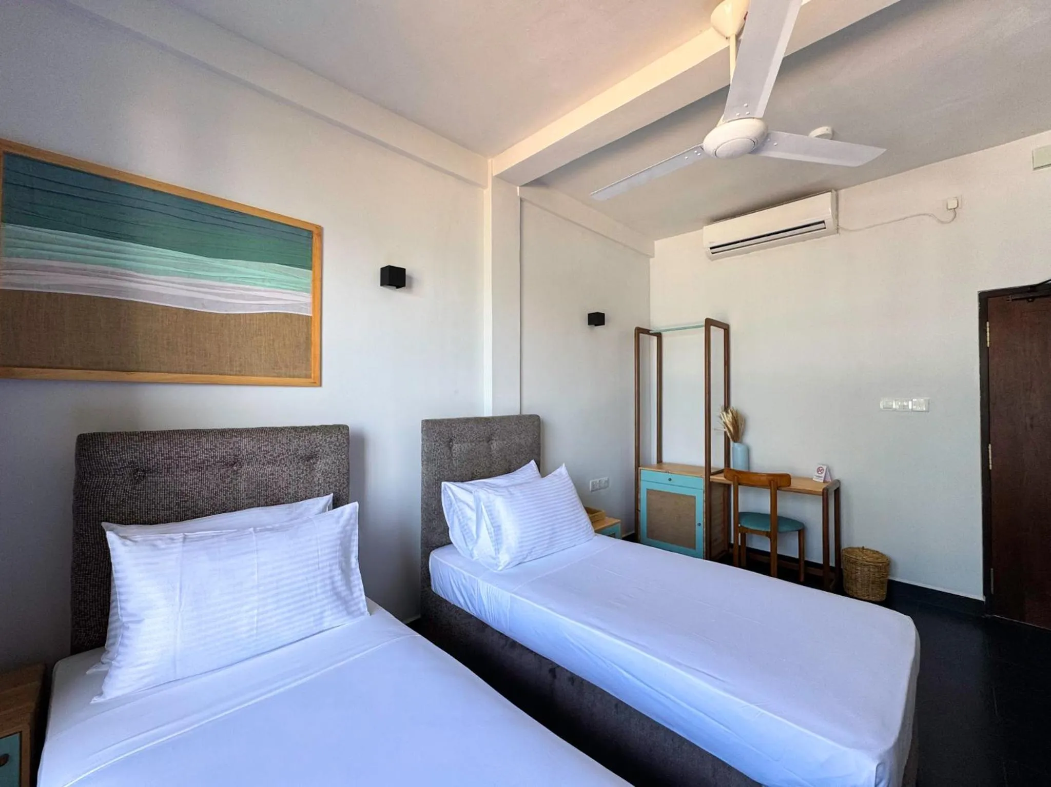 Bed in Moi Induruwa by DBI