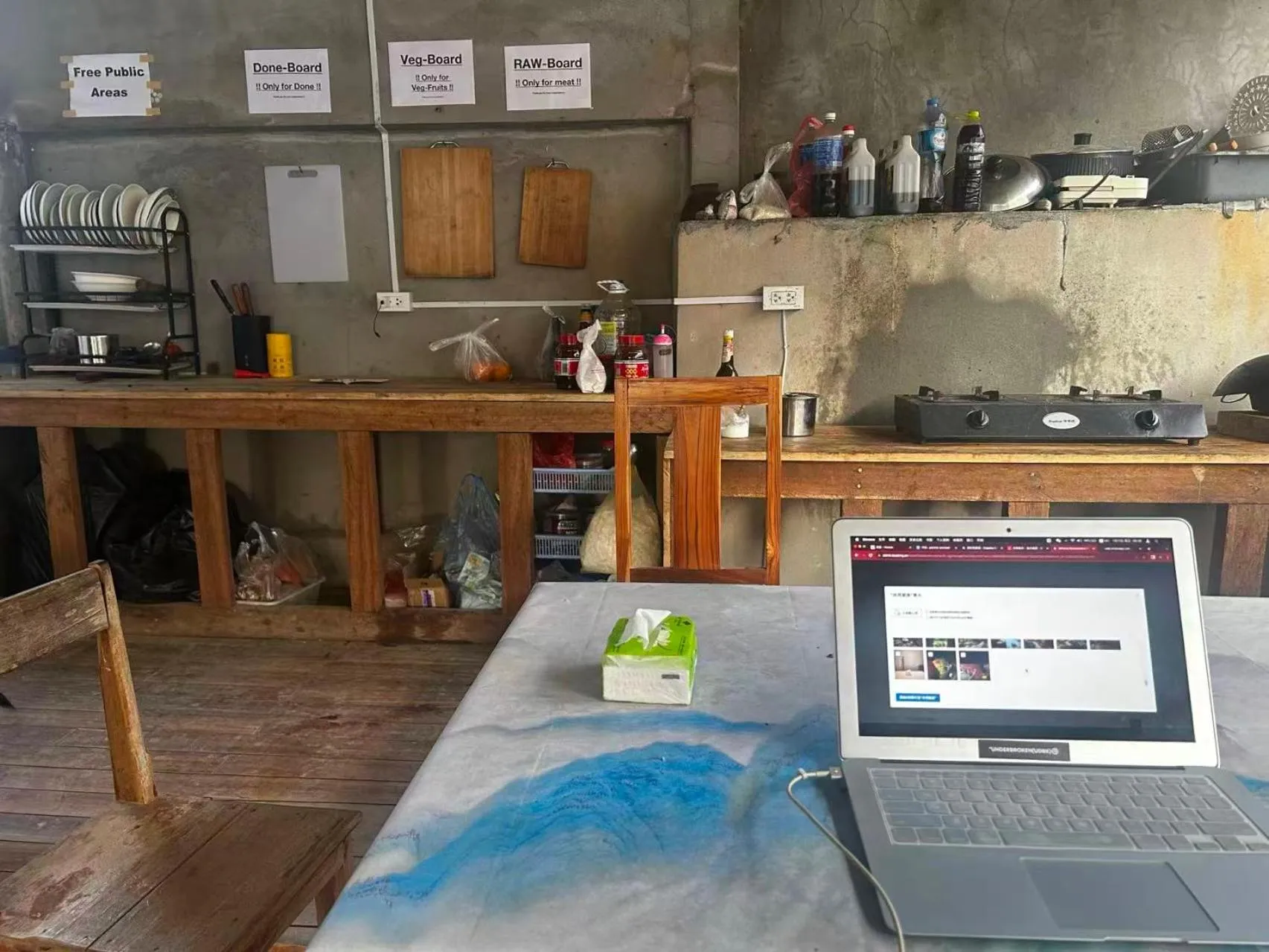 microwave in Mimosa Backpackers Hostel