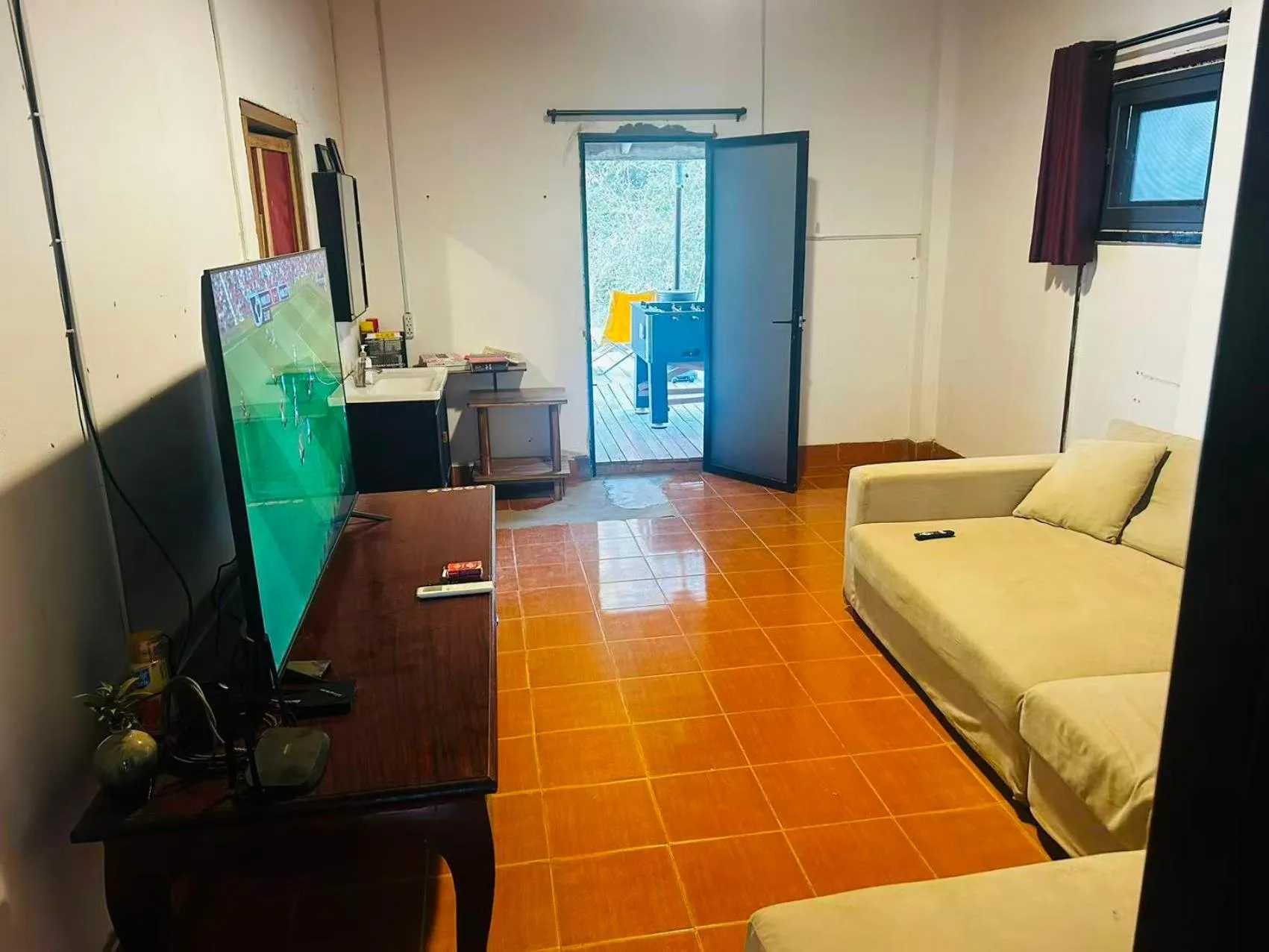 Communal lounge/ TV room in Mimosa Backpackers Hostel