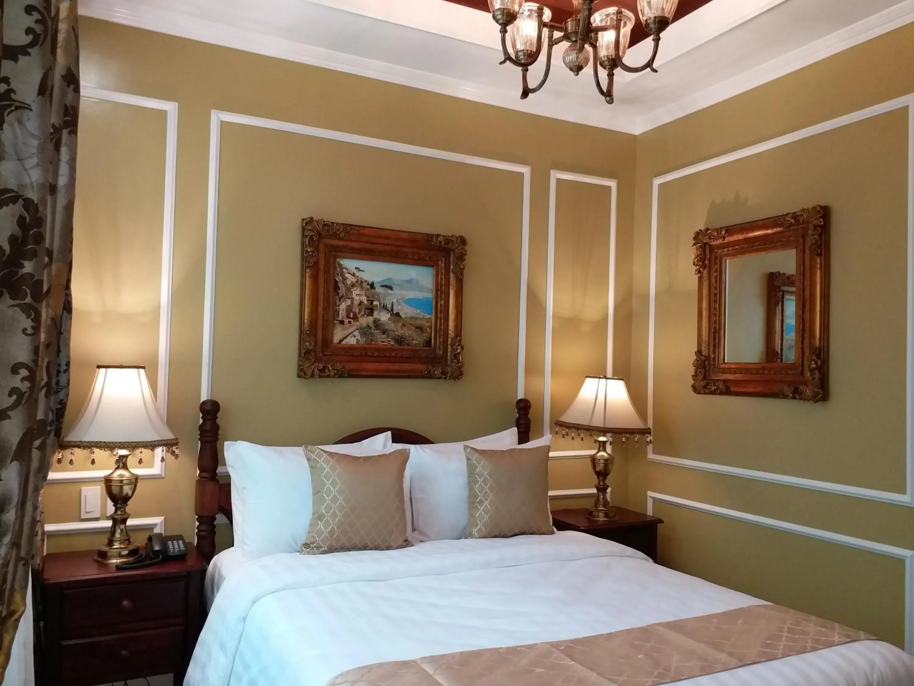 Bed in Lee Boutique Hotel Tagaytay