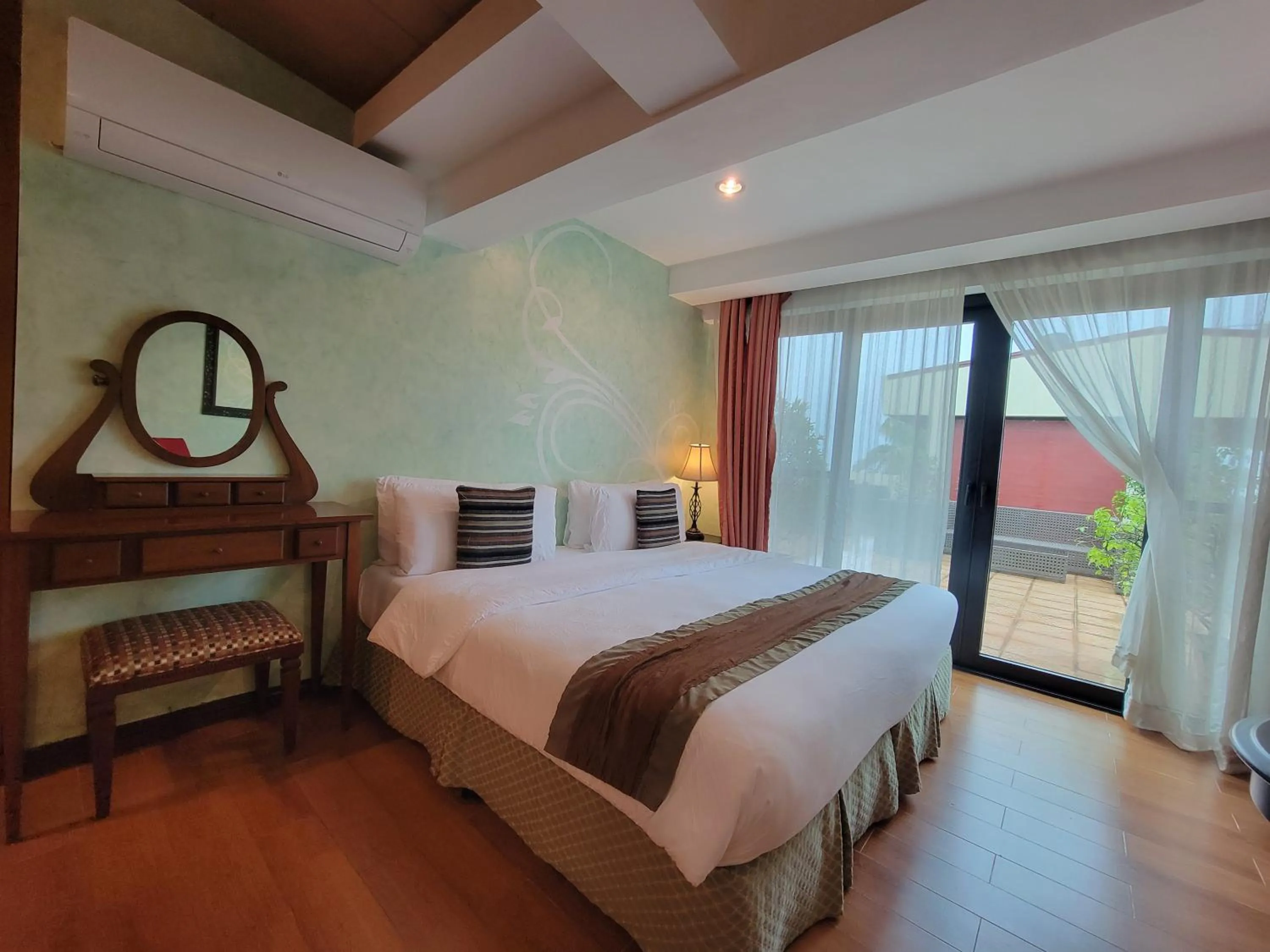 Patio, Bed in Lee Boutique Hotel Tagaytay