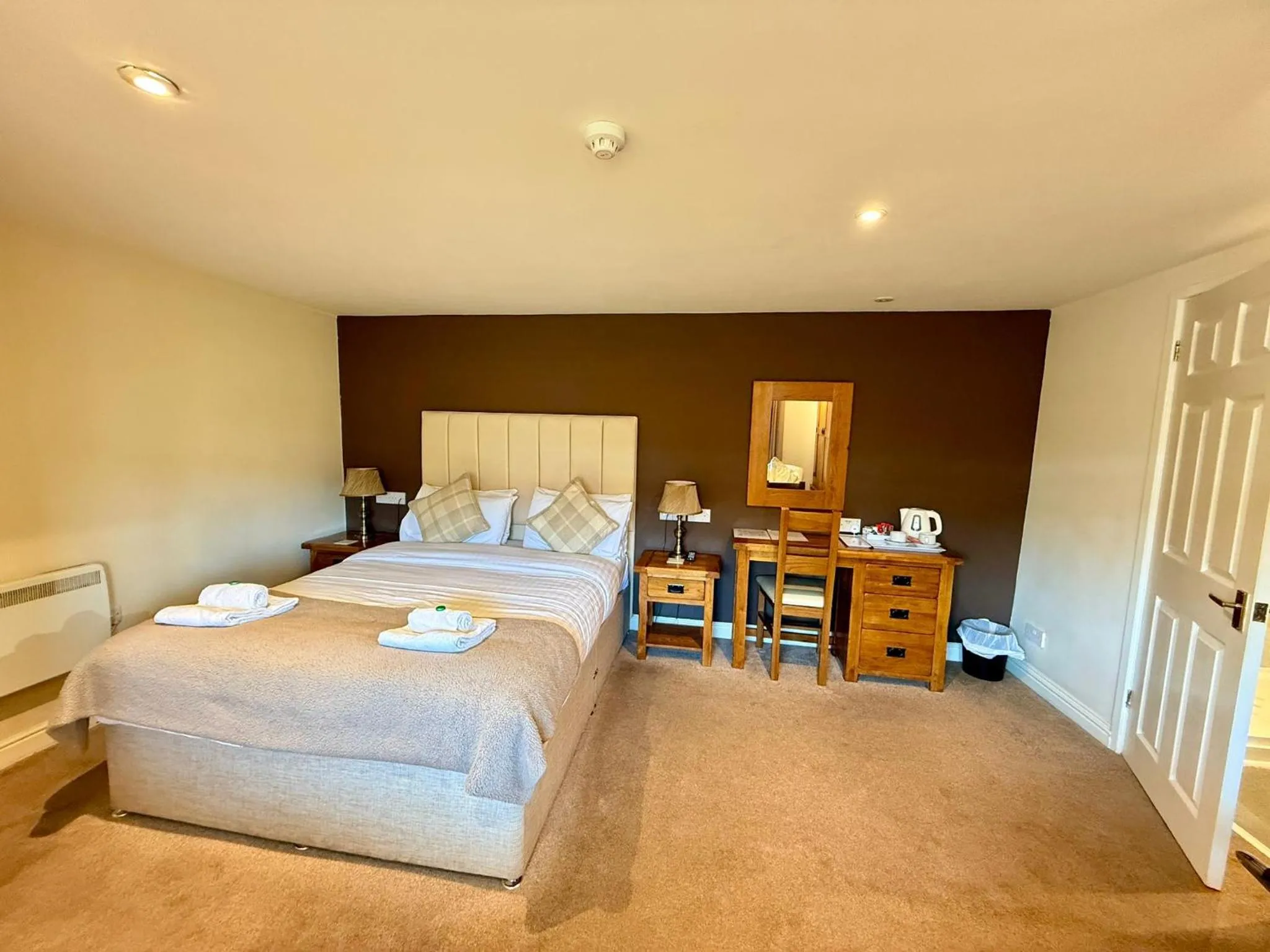 Bedroom, Bed in The Woodman Inn