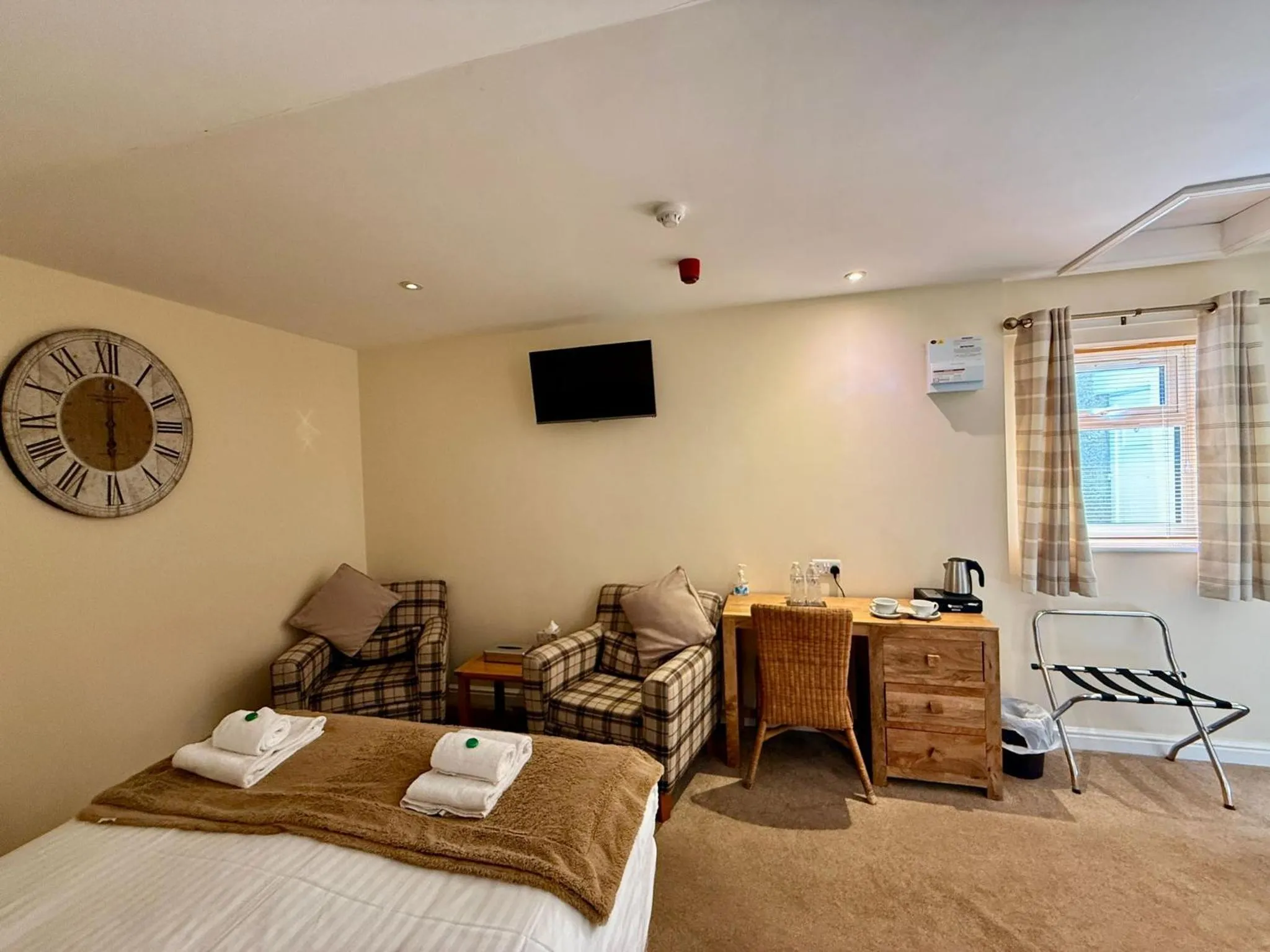 Seating area, Bed in The Woodman Inn