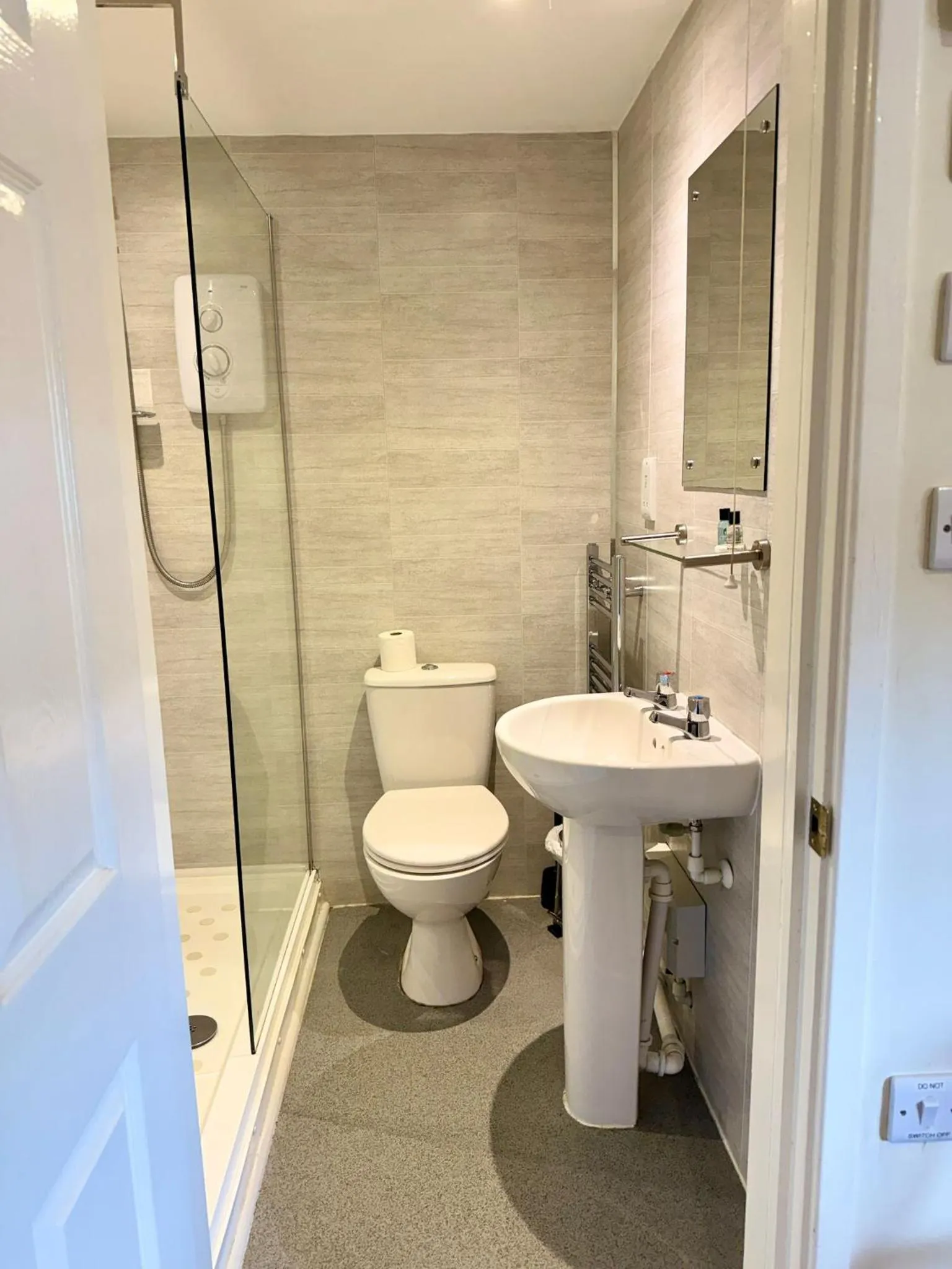 Shower in The Woodman Inn