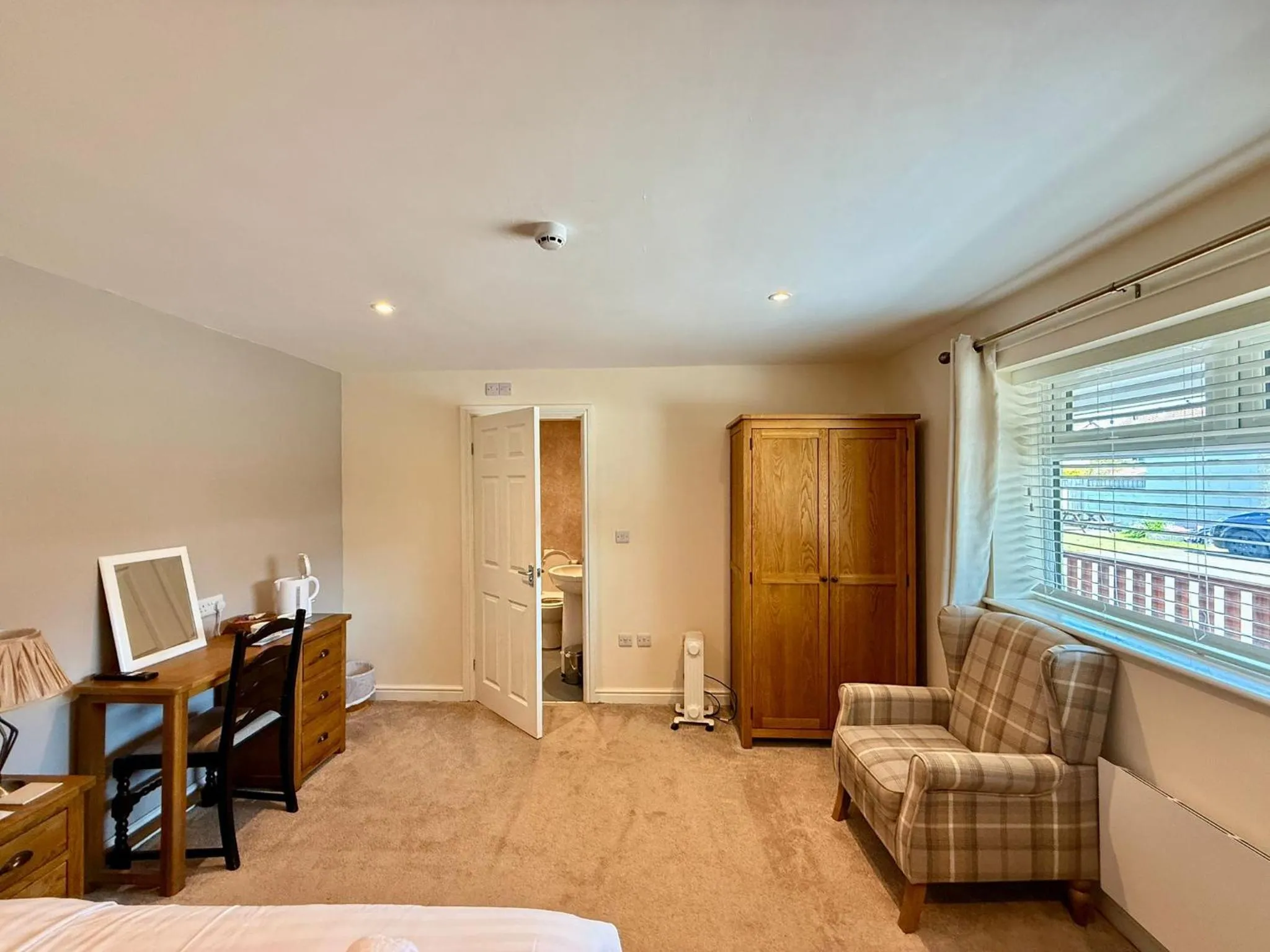 Seating area, Bed in The Woodman Inn