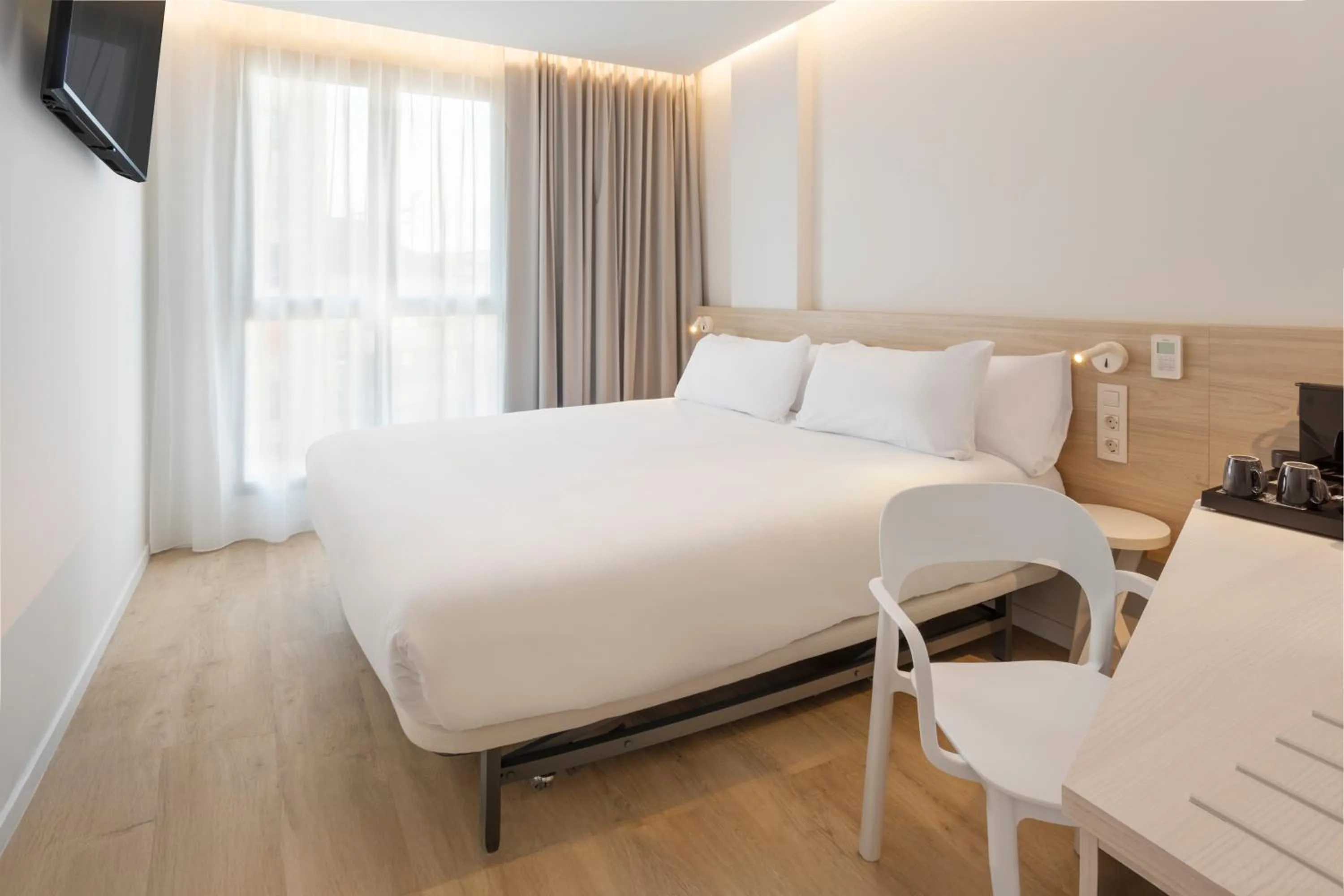 Bedroom, Bed in B&B HOTEL Alicante Centro