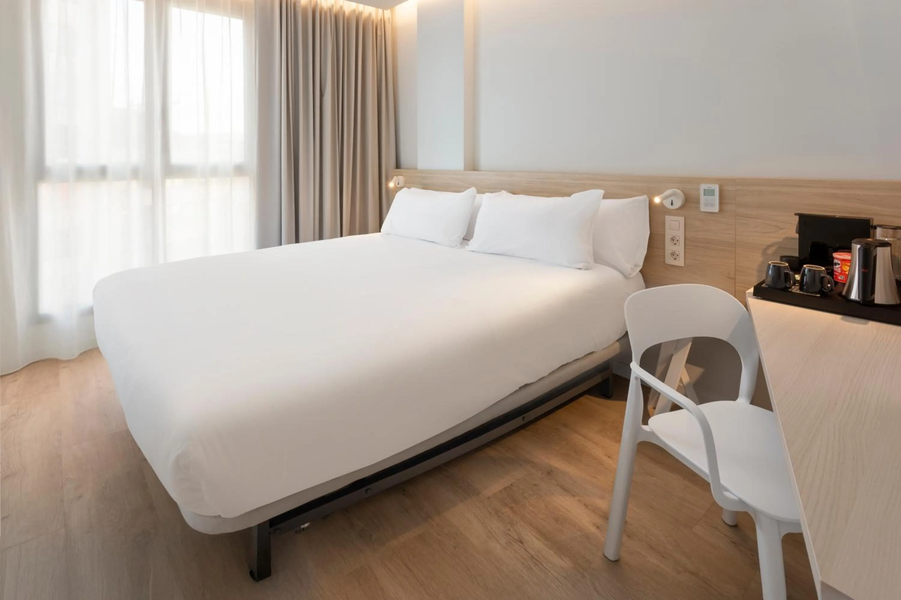 Bedroom, Bed in B&B HOTEL Alicante Centro