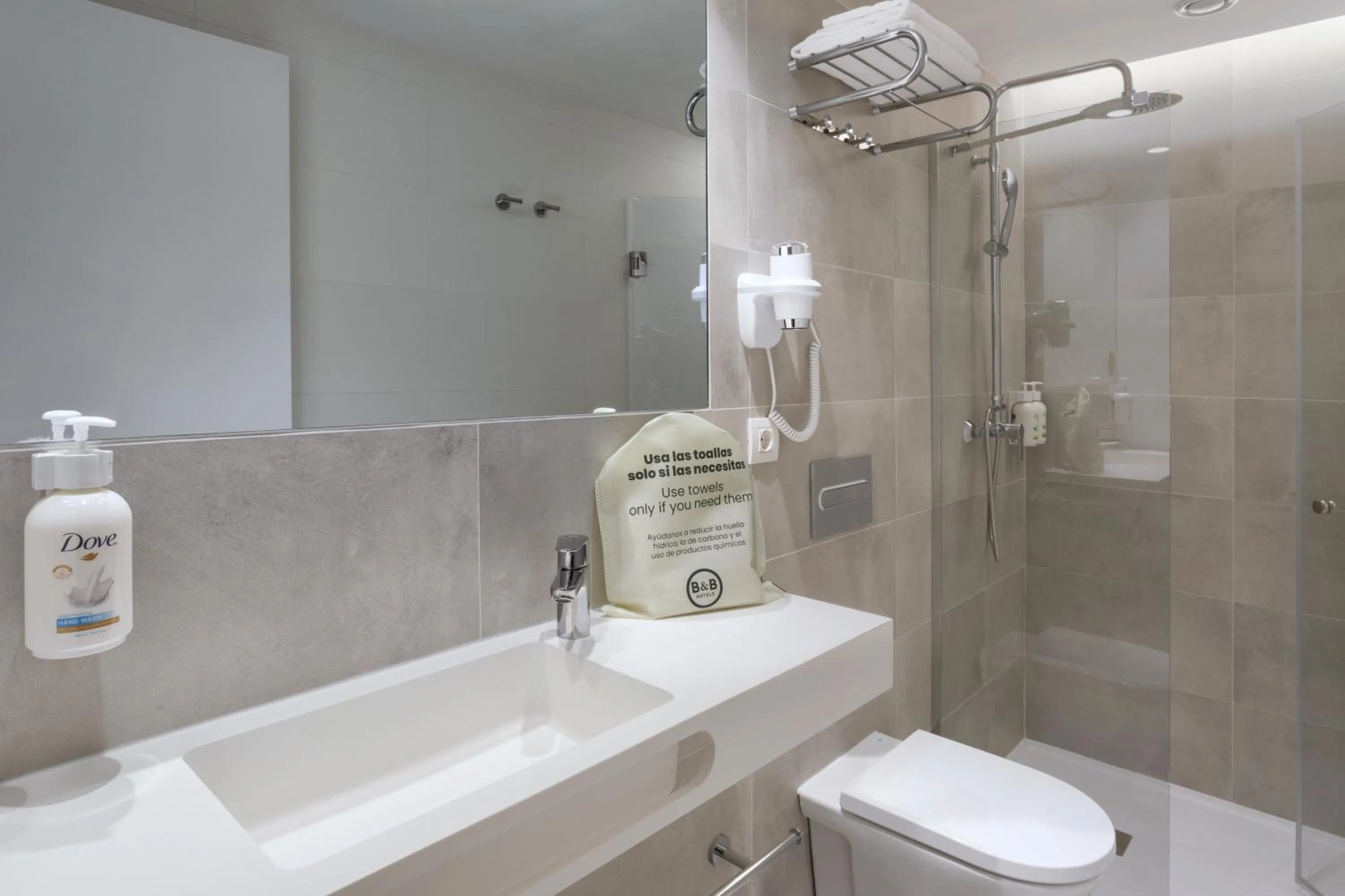 Toilet in B&B HOTEL Alicante Centro