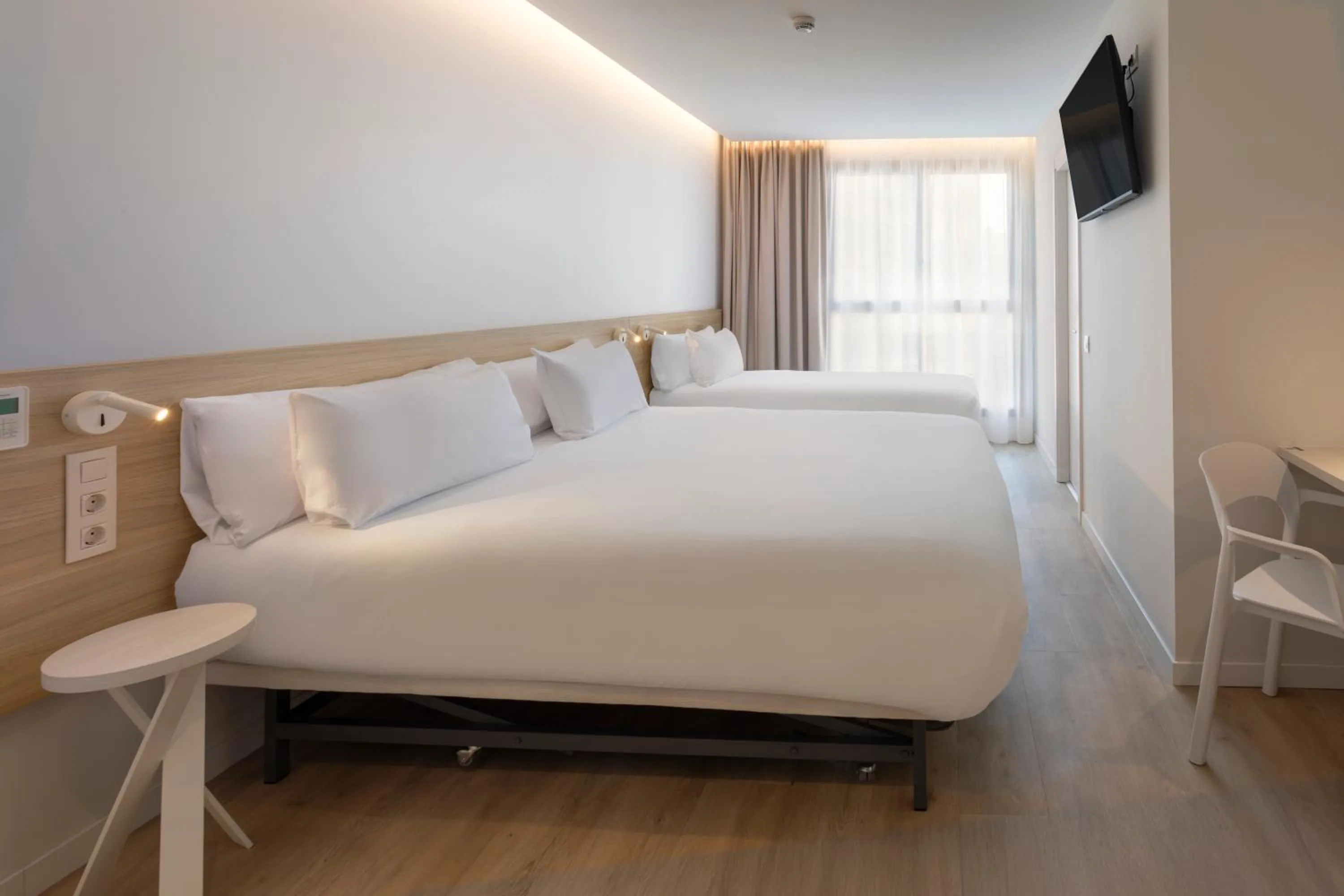 Bedroom, Bed in B&B HOTEL Alicante Centro