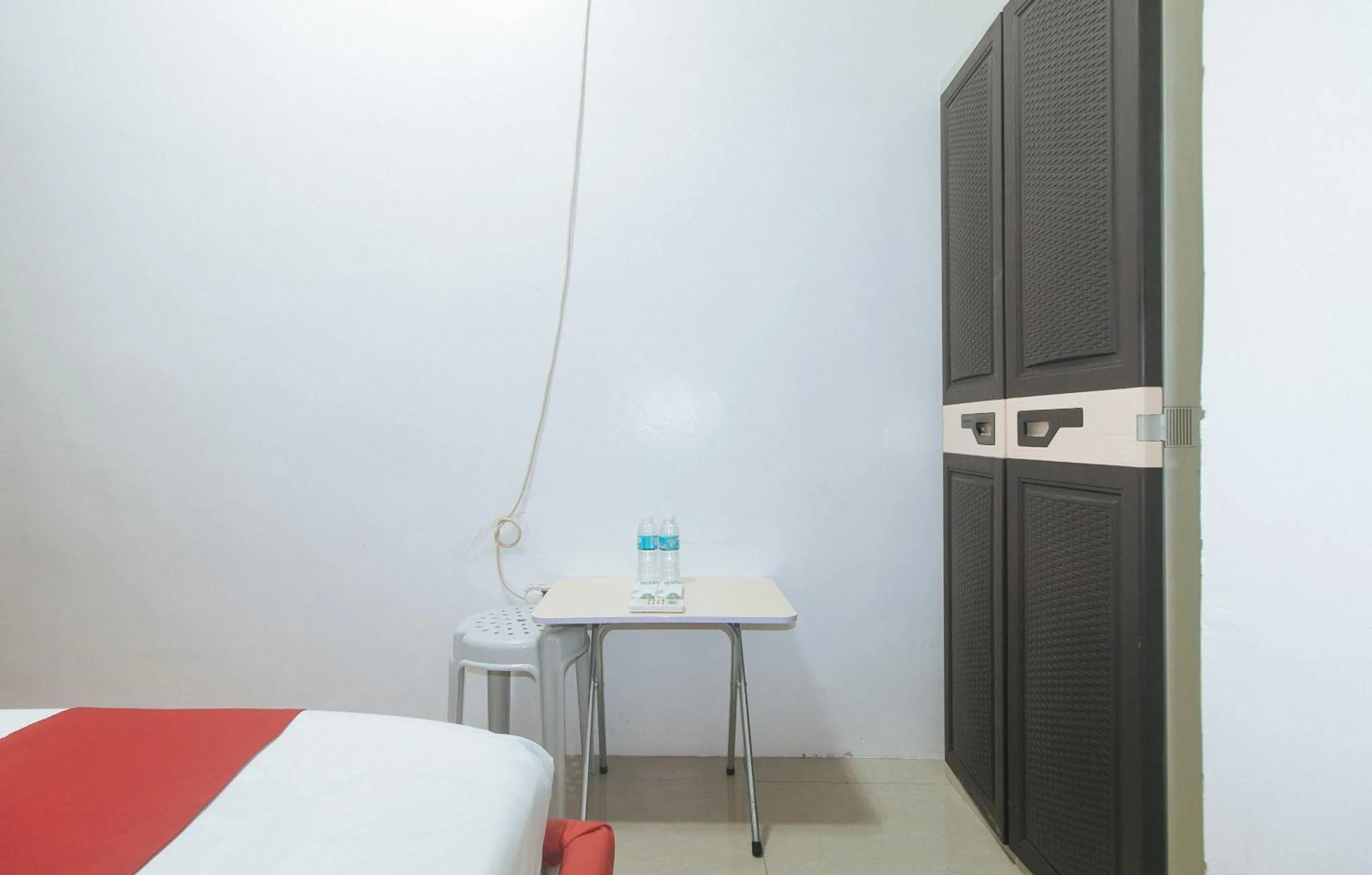 Seating area, Bed in RedDoorz at Najar Residences near NAIA Terminal