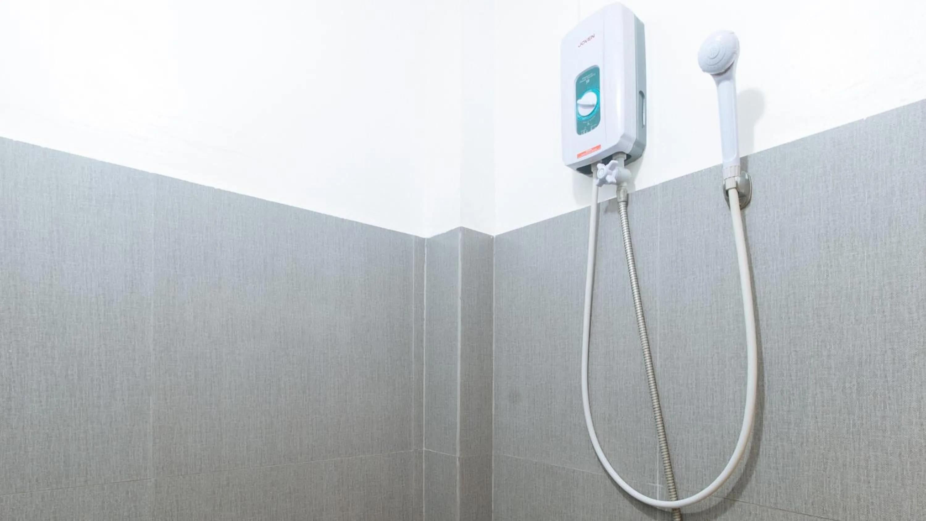 Shower in RedDoorz at Najar Residences near NAIA Terminal