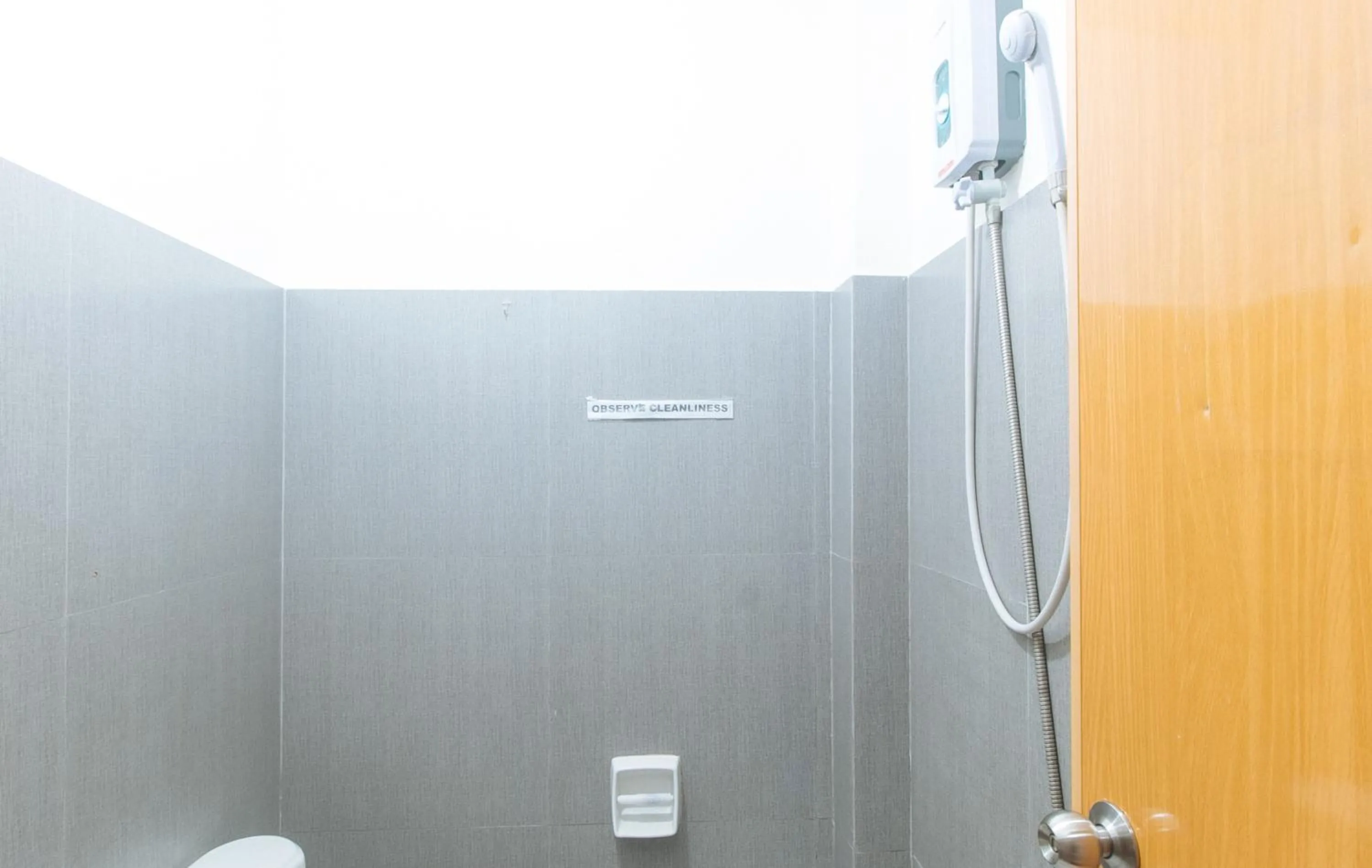 Shower in RedDoorz at Najar Residences near NAIA Terminal