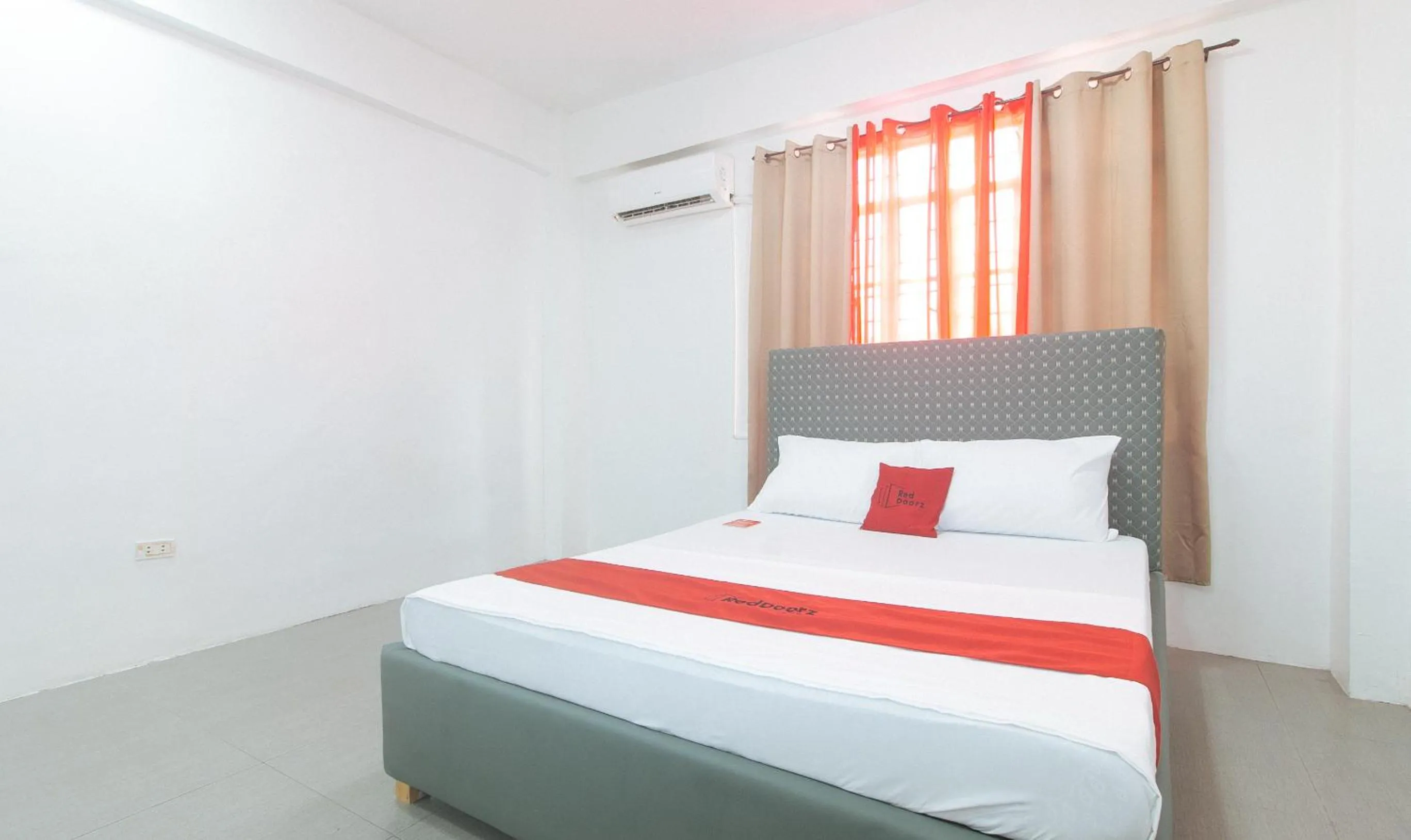 Photo of the whole room, Bed in RedDoorz at Najar Residences near NAIA Terminal