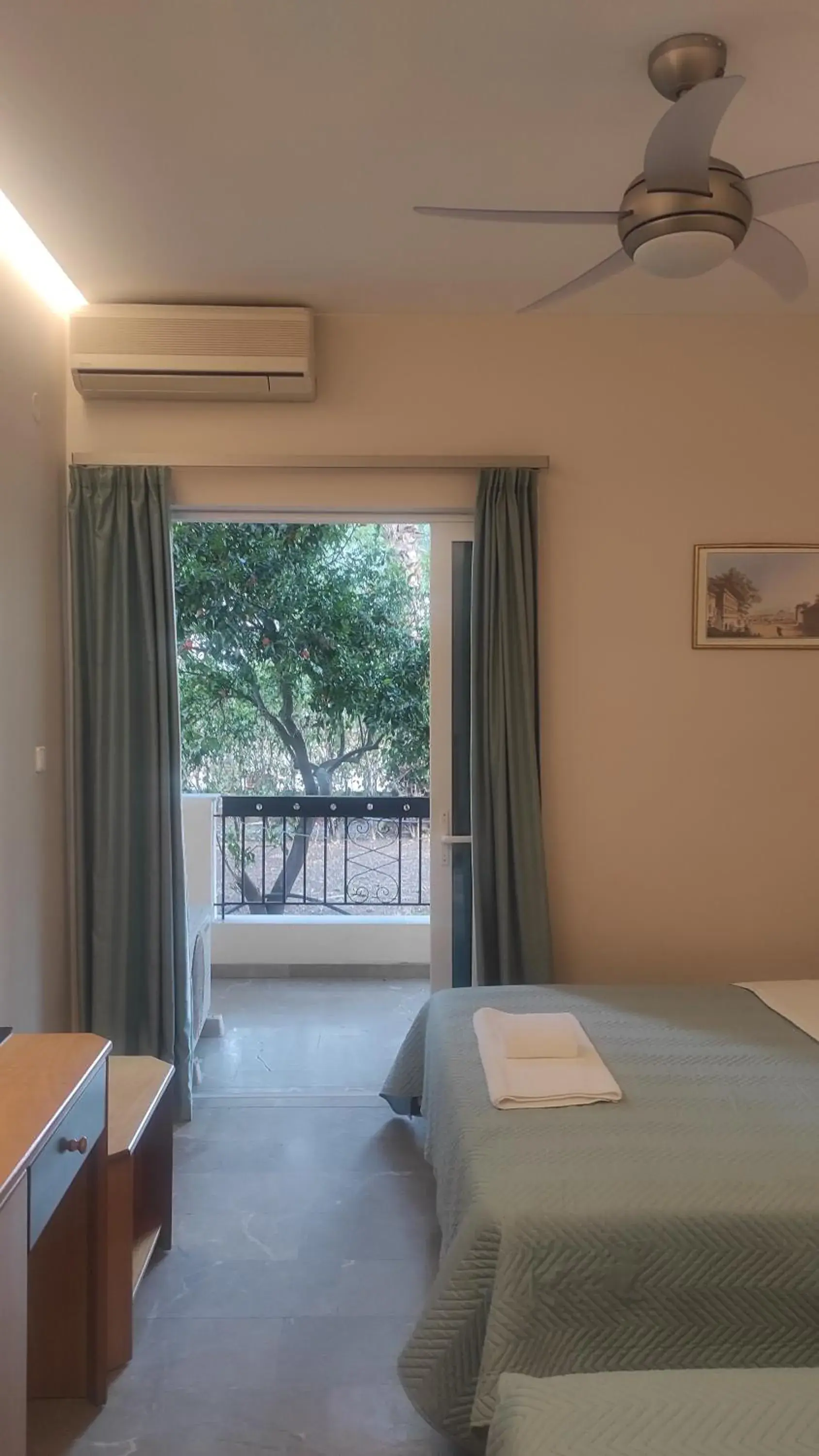 Budget Triple Room with Balcony in Apollon Hotel Budget Triple Room with Balcony in Apollon Hotel