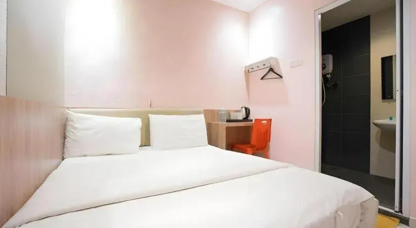 Bed in Cappuccino Hotel @ Mount Austin Bed in Cappuccino Hotel @ Mount Austin