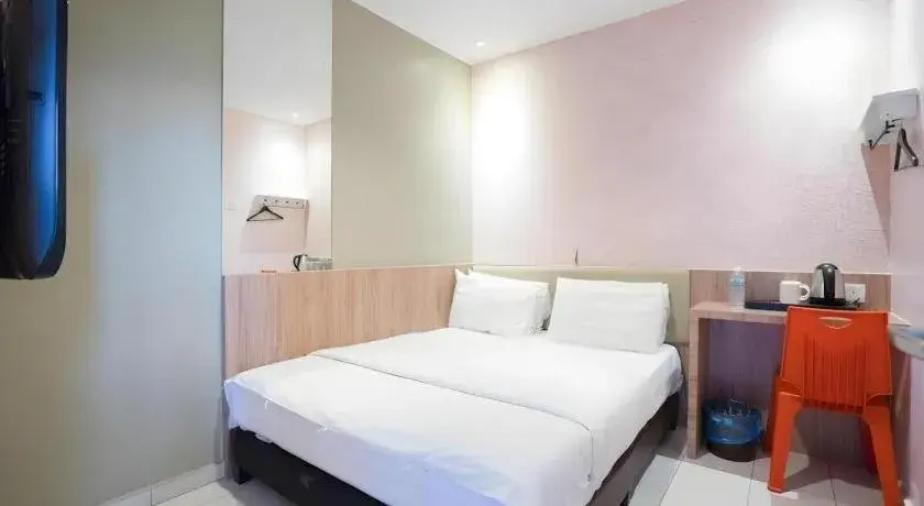 Bed in Cappuccino Hotel @ Mount Austin Bed in Cappuccino Hotel @ Mount Austin