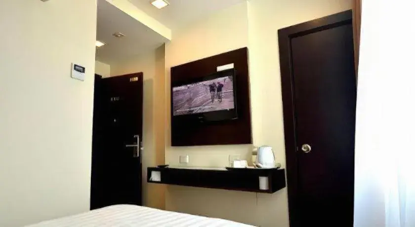 Bed in Cathay Hotel Bed in Cathay Hotel