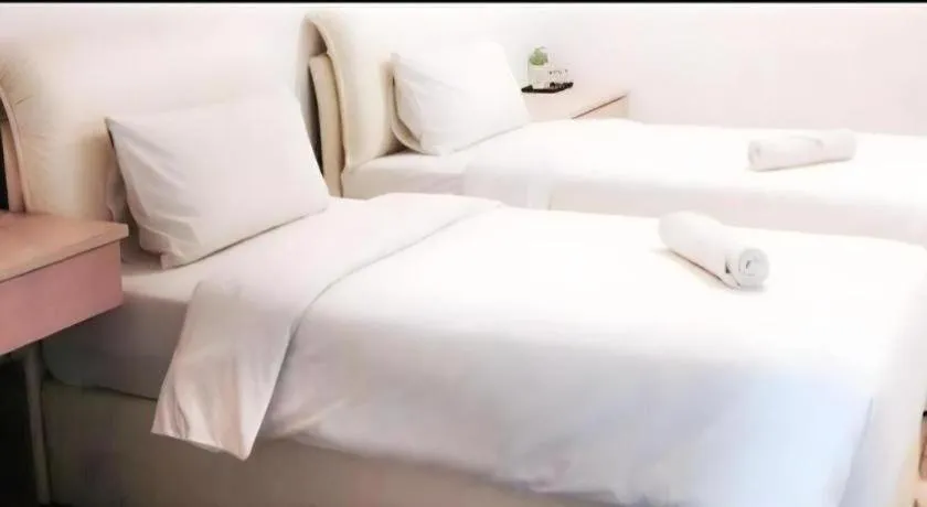 Bed in Peach Hill Hotel & Cafe