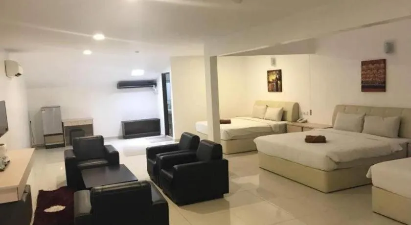 Peach Hill Hotel & Cafe