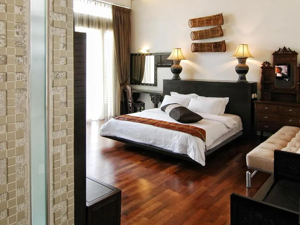 Bed in Courtyard at Heeren Boutique Hotel