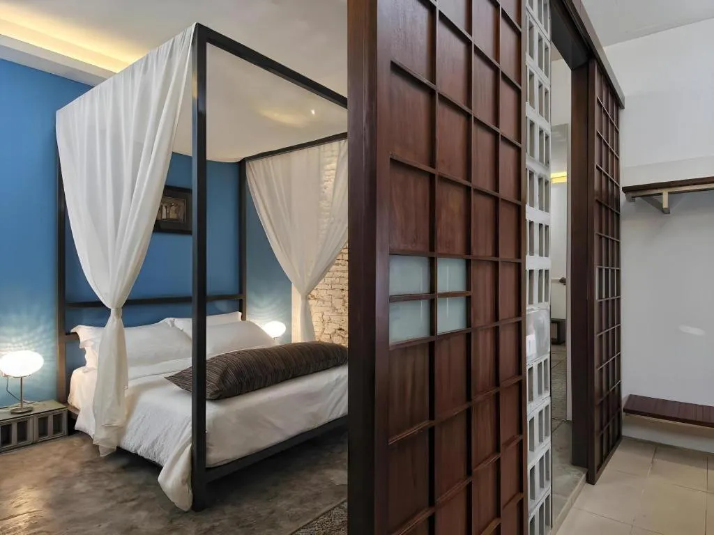 Bed in Courtyard at Heeren Boutique Hotel