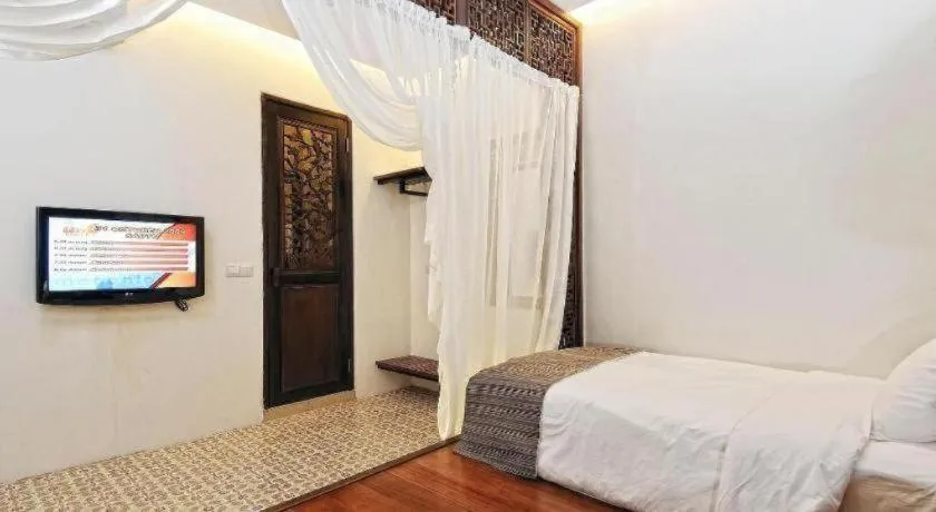 Bed in Courtyard at Heeren Boutique Hotel