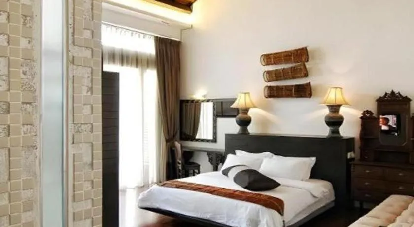 Bed in Courtyard at Heeren Boutique Hotel