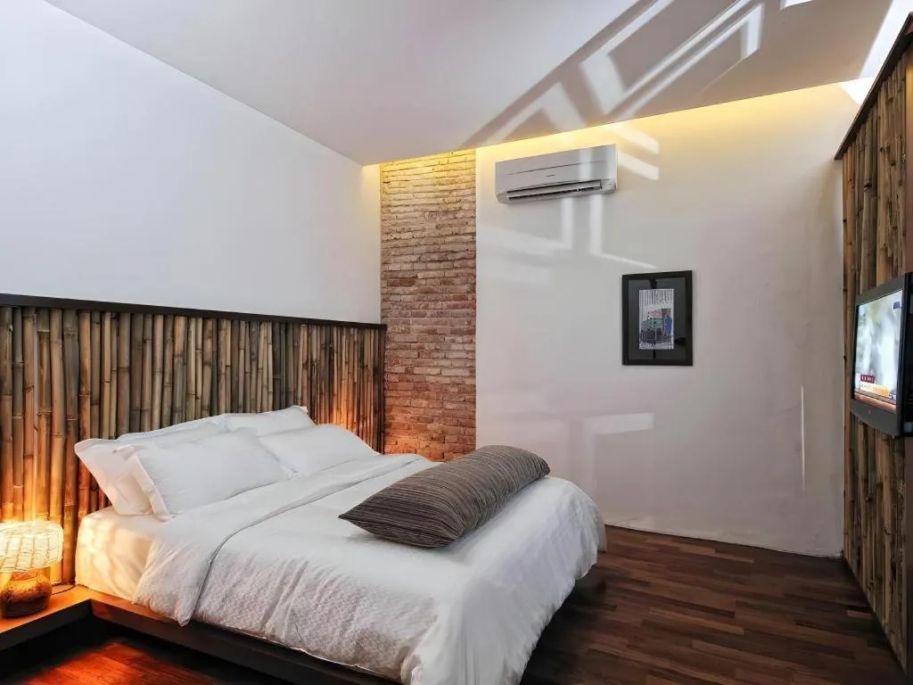 Bed in Courtyard at Heeren Boutique Hotel