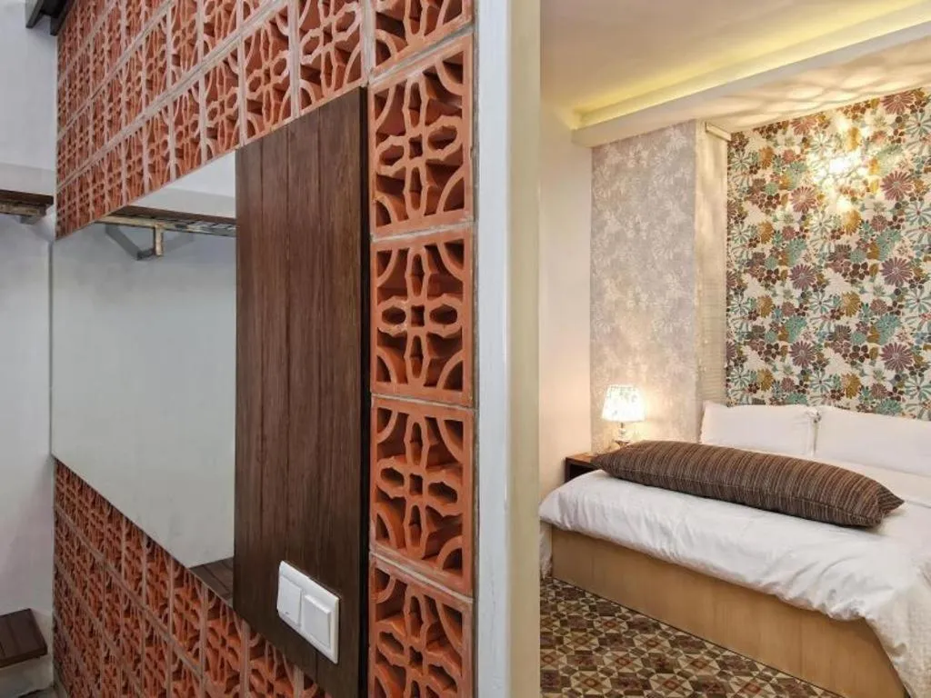 Bed in Courtyard at Heeren Boutique Hotel