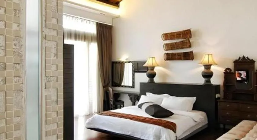 Bed in Courtyard at Heeren Boutique Hotel