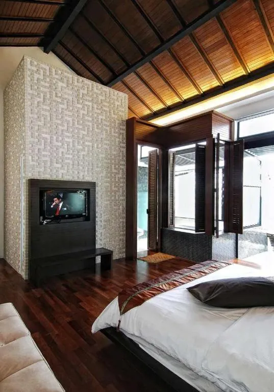 Bed in Courtyard at Heeren Boutique Hotel