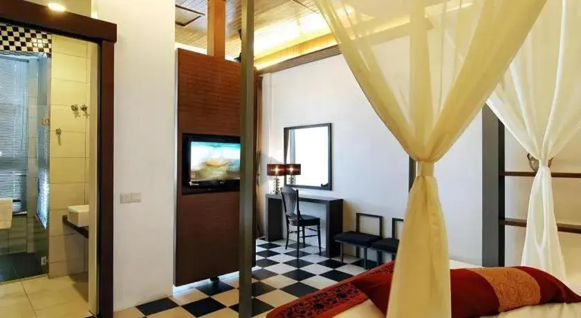 Bed in Courtyard at Heeren Boutique Hotel Bed in Courtyard at Heeren Boutique Hotel