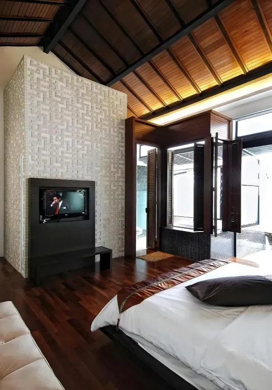 Bed in Courtyard at Heeren Boutique Hotel