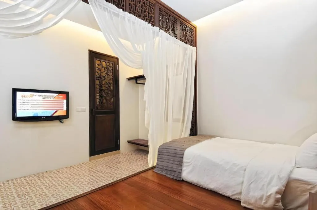 Bed in Courtyard at Heeren Boutique Hotel