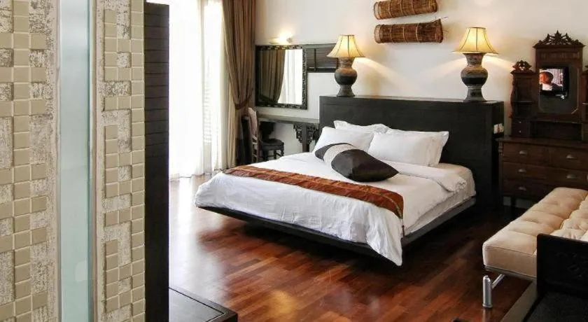 Bed in Courtyard at Heeren Boutique Hotel