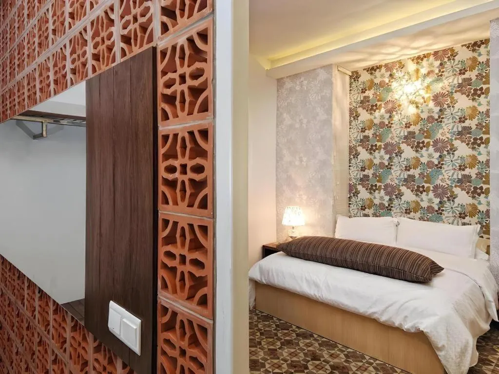 Bed in Courtyard at Heeren Boutique Hotel