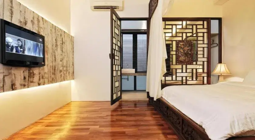 Bed in Courtyard at Heeren Boutique Hotel Bed in Courtyard at Heeren Boutique Hotel