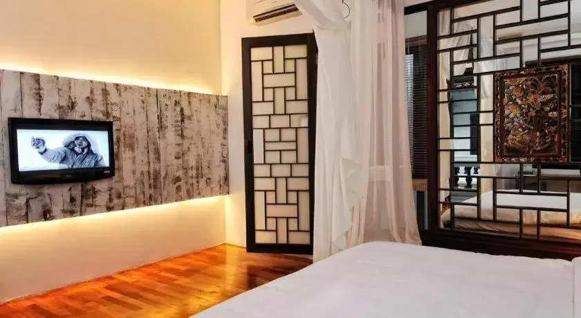 Bed in Courtyard at Heeren Boutique Hotel Bed in Courtyard at Heeren Boutique Hotel