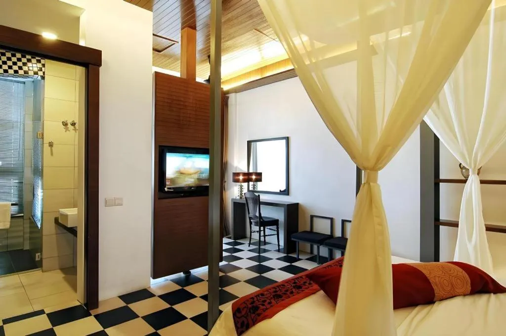 Bed in Courtyard at Heeren Boutique Hotel